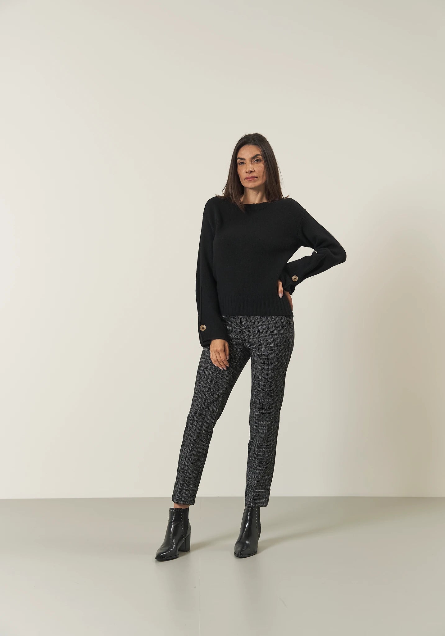 Girocollo nera con bottone misto cashmere