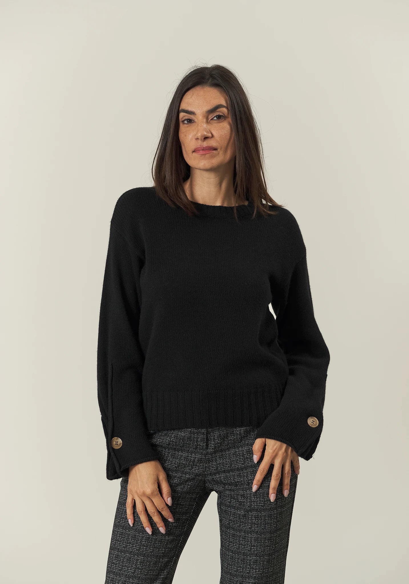 Girocollo nera con bottone misto cashmere