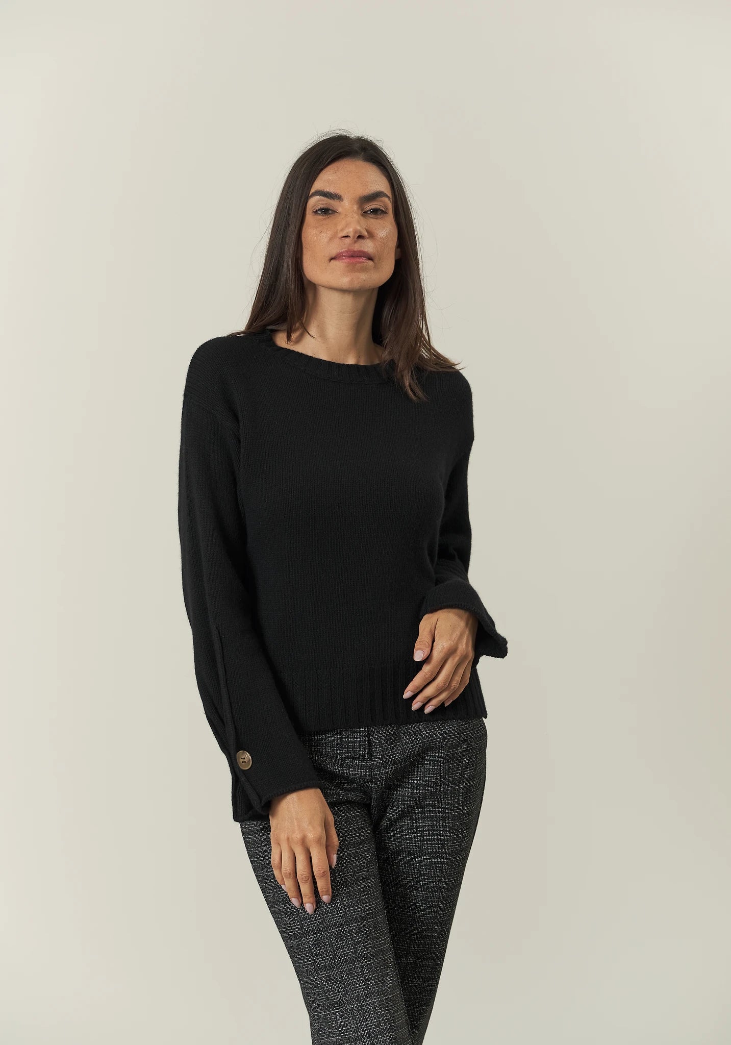 Girocollo nera con bottone misto cashmere