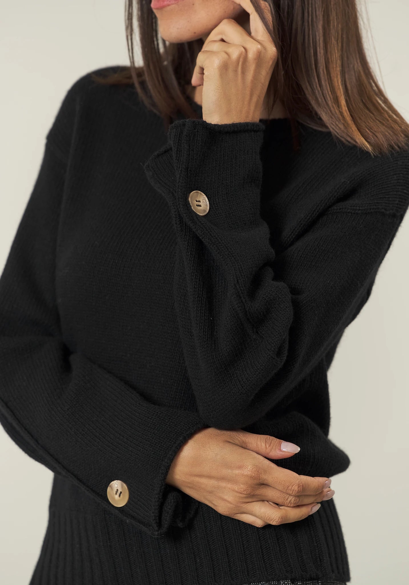 Girocollo nera con bottone misto cashmere