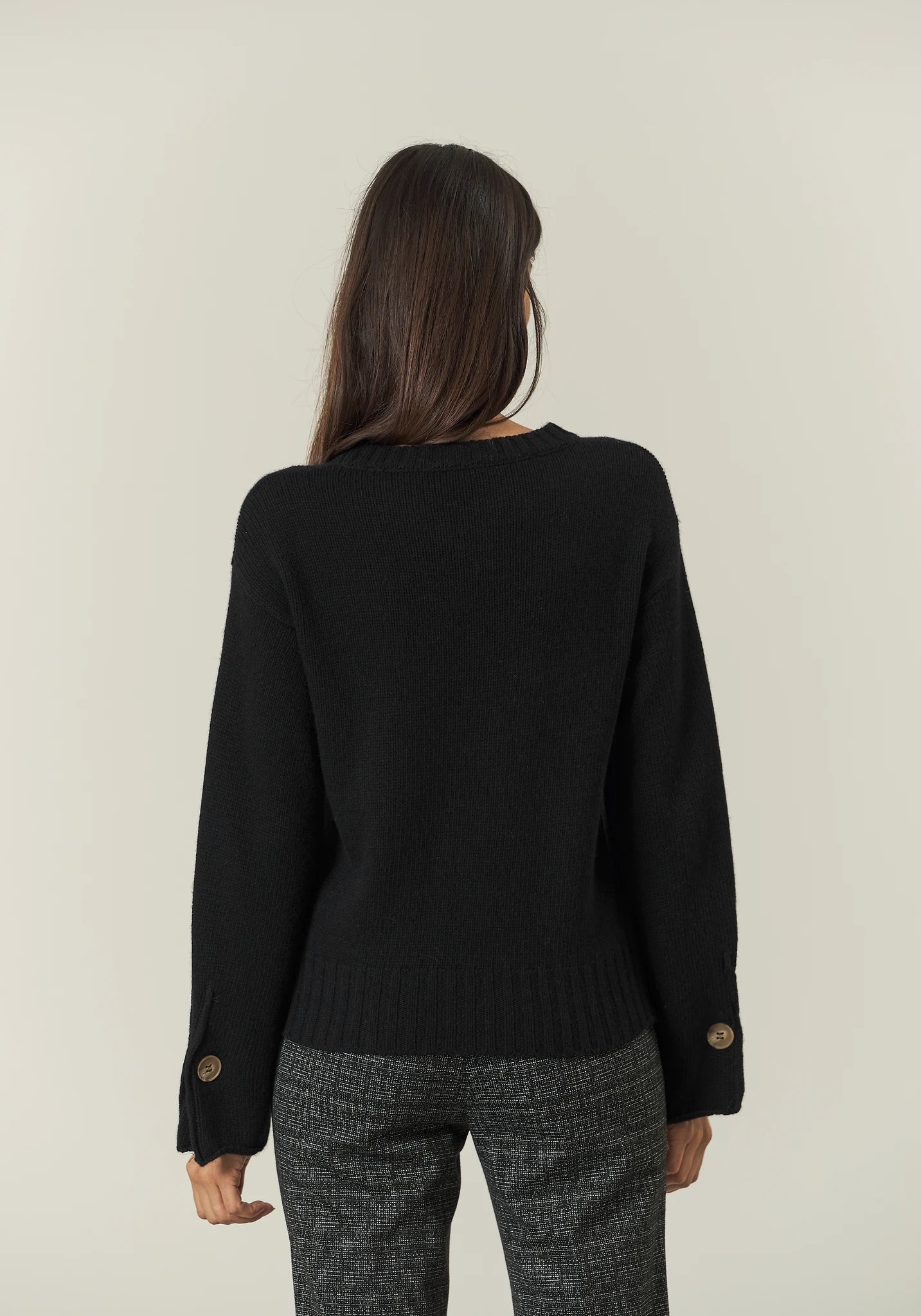Girocollo nera con bottone misto cashmere