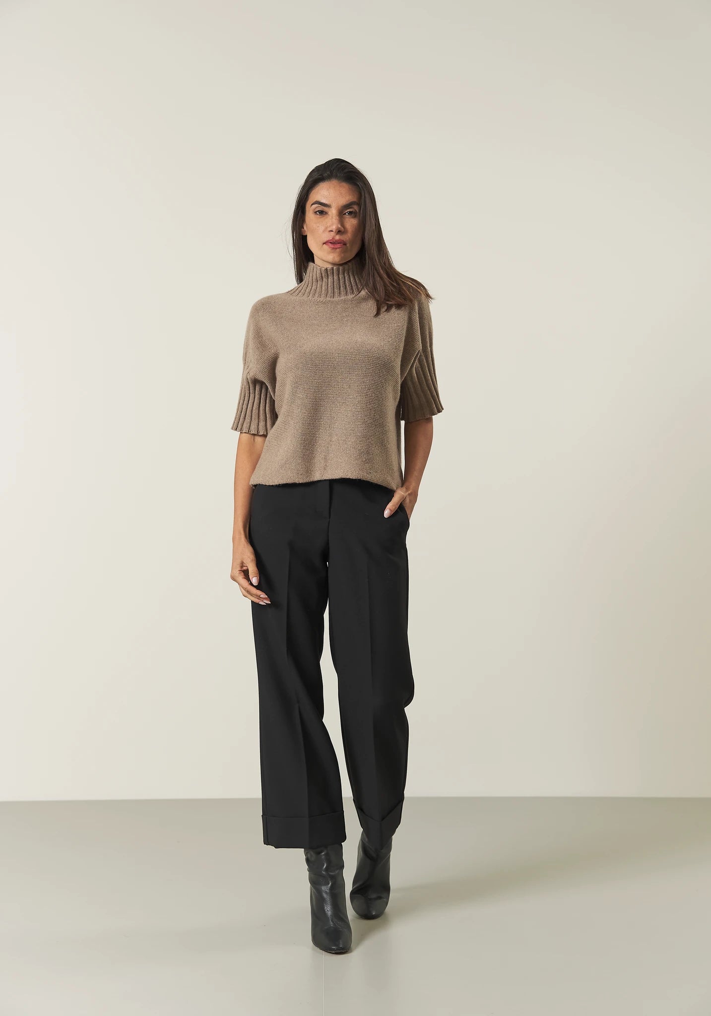Pantalone nero donna con ampio risvolto