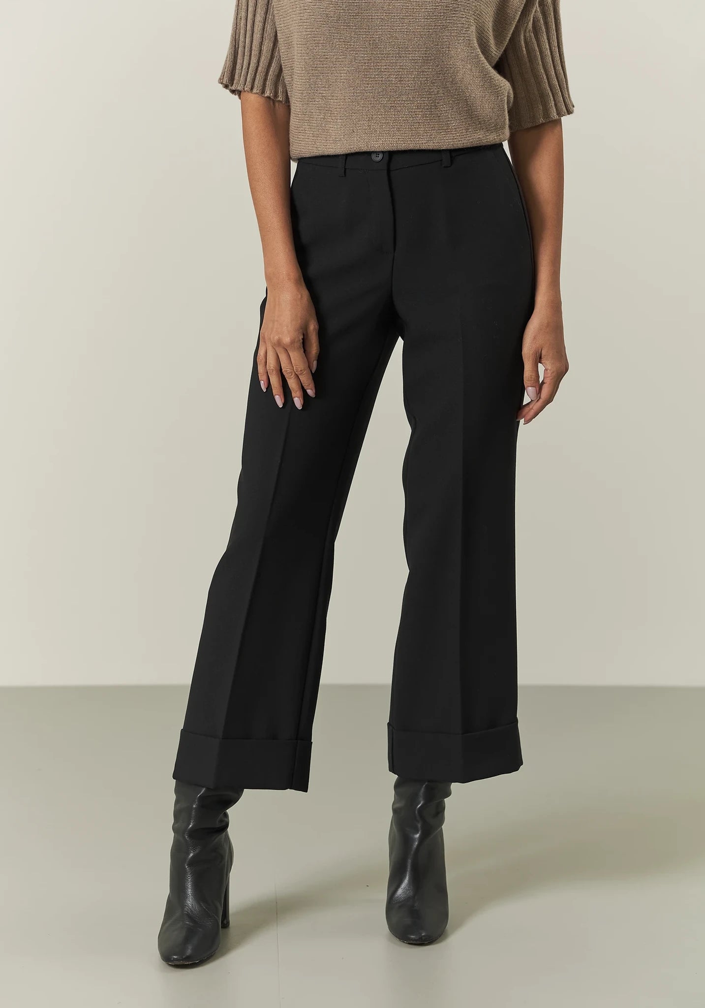 Pantalone nero donna con ampio risvolto