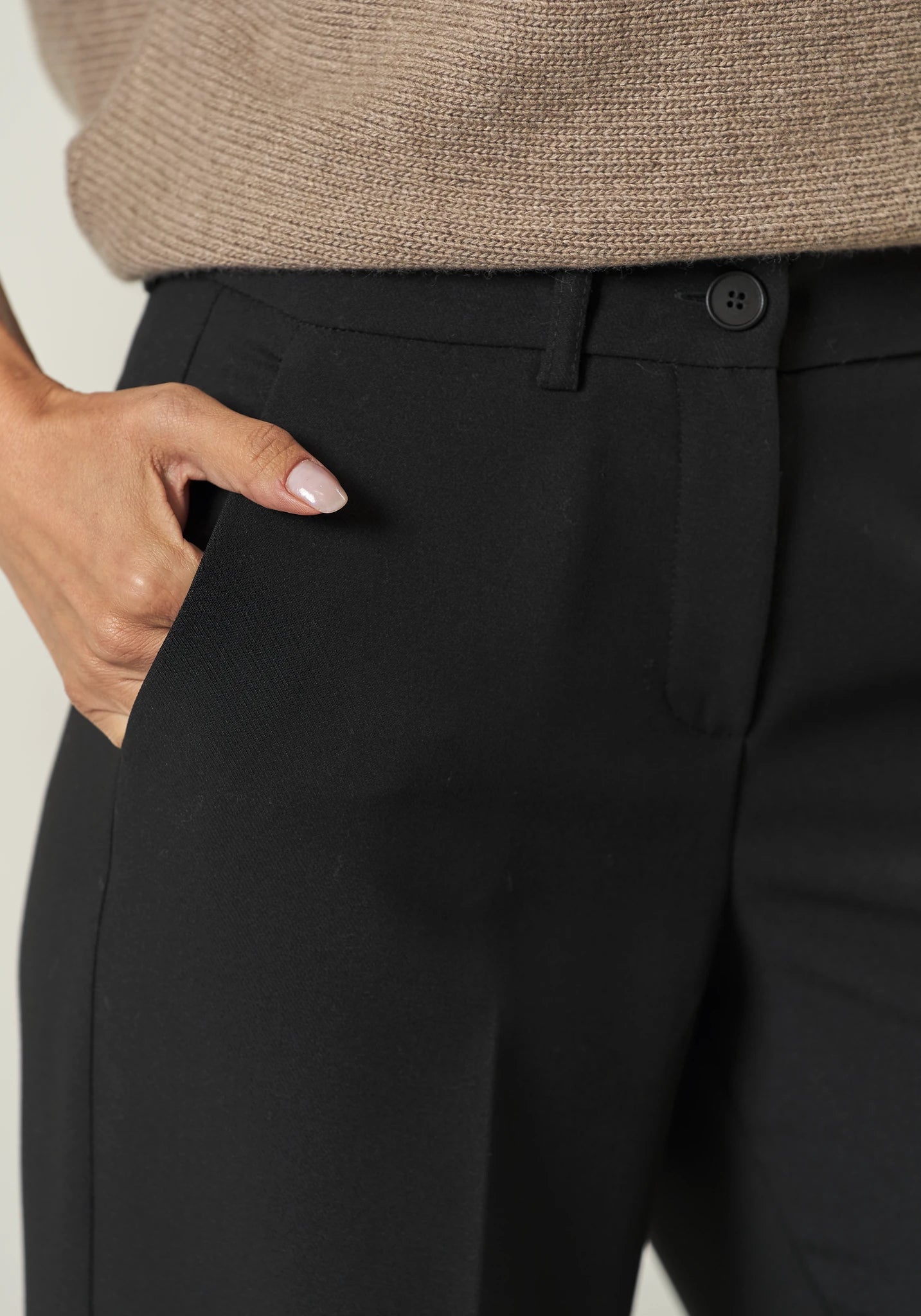 Pantalone nero donna con ampio risvolto