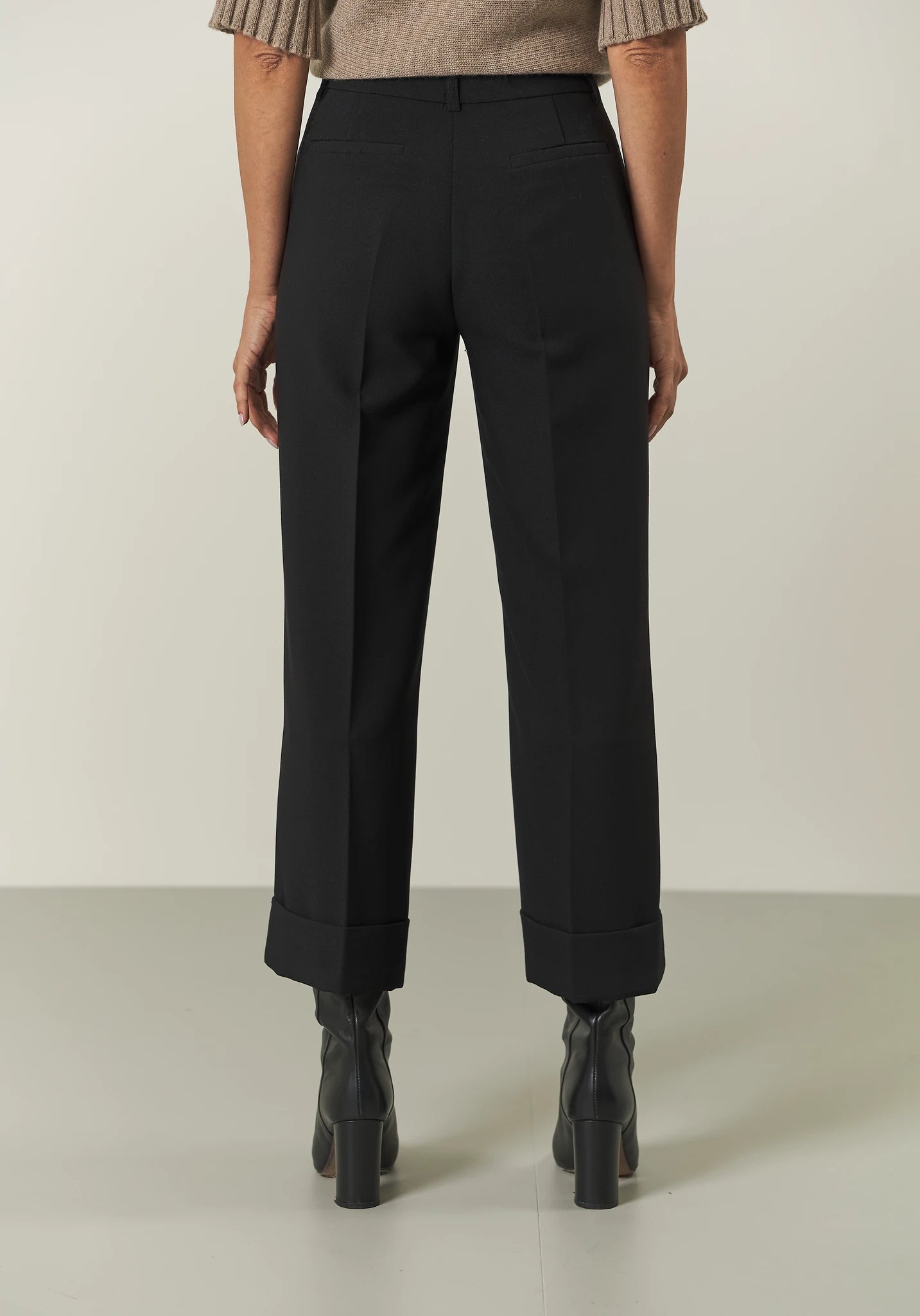 Pantalone nero donna con ampio risvolto