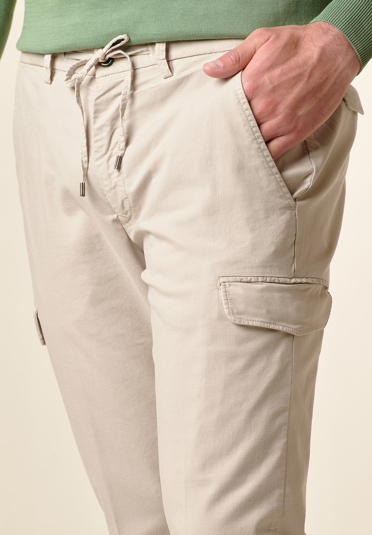 Pantalone sabbia cargo con coulisse slim fit