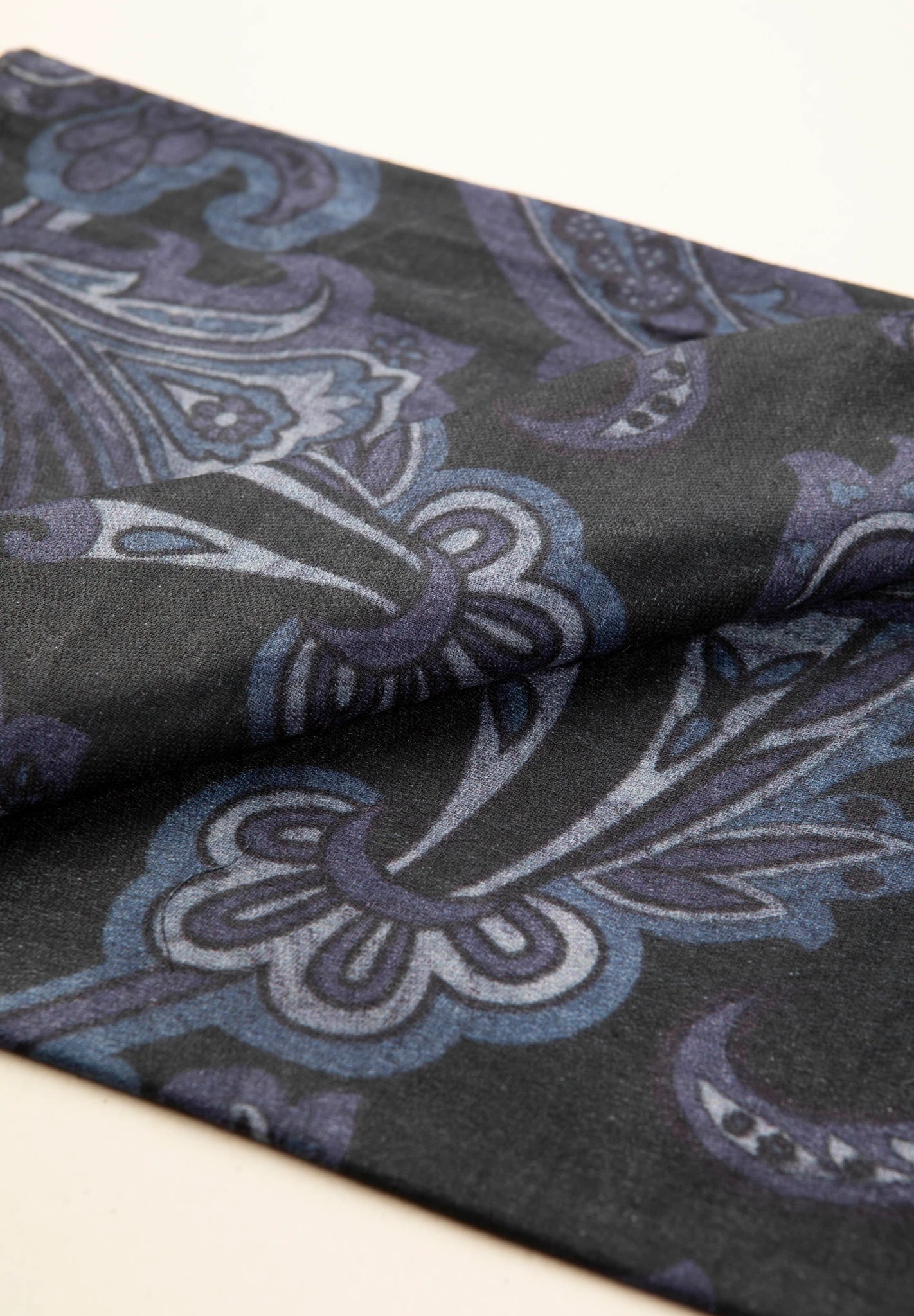 Sciarpa blu scuro lana fantasia fiorata grigio chiaro