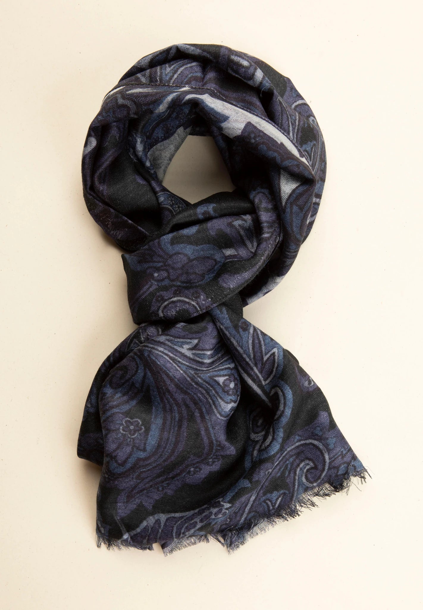 Sciarpa blu scuro lana fantasia fiorata grigio chiaro