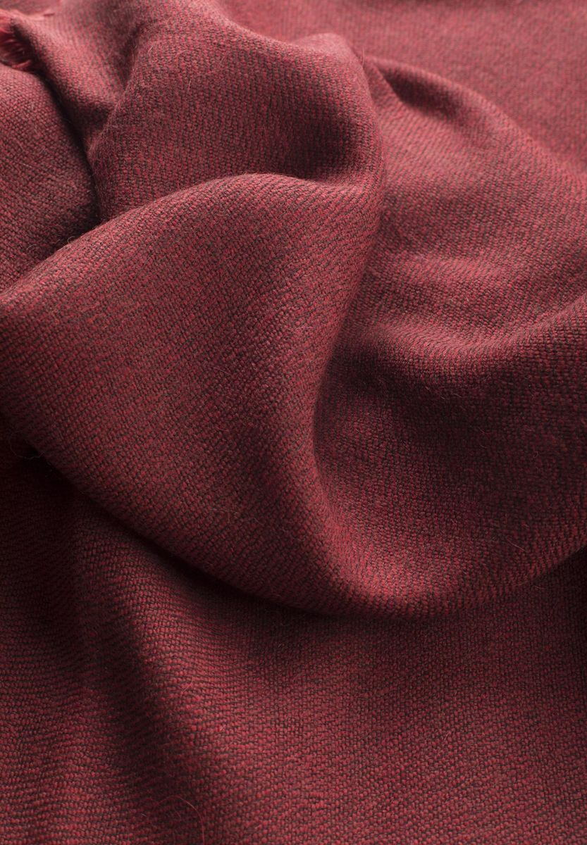 Sciarpa rosso scuro con frange nere