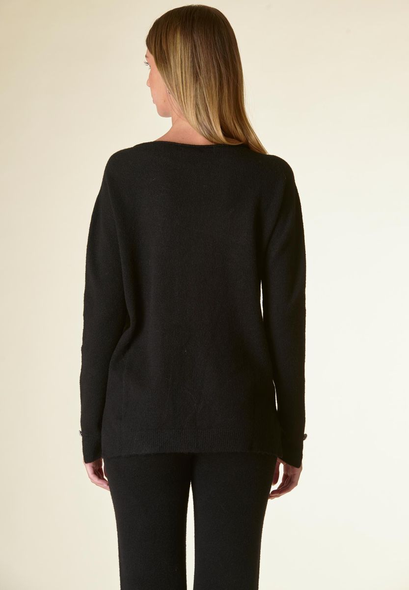 Maglia nera barchetta bottoni gioiello