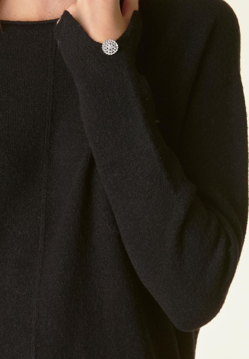 Maglia nera barchetta bottoni gioiello