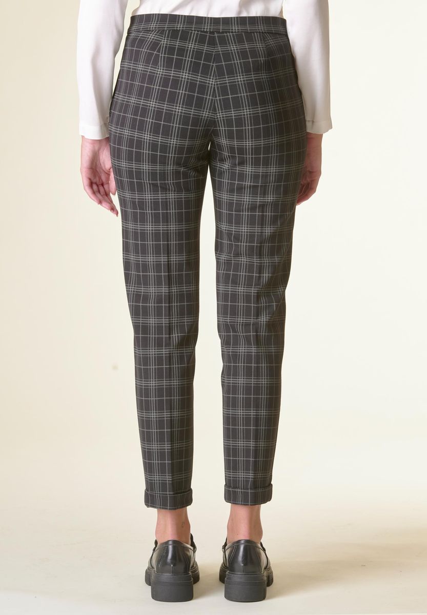Pantalone nero quadri sigaretta risvolto