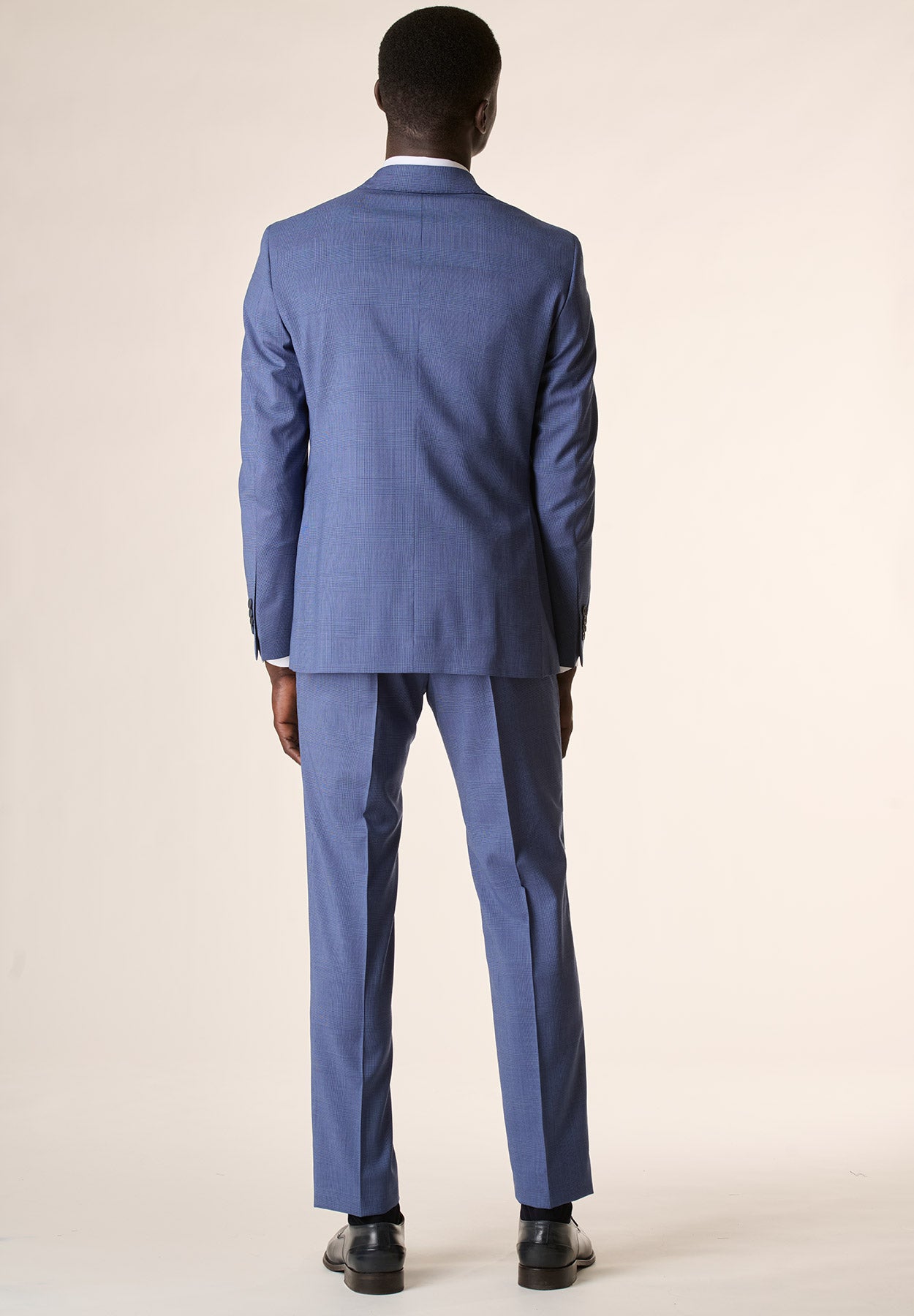 Maßgeschneiderter Anzug aus blauer walisischer Wolle