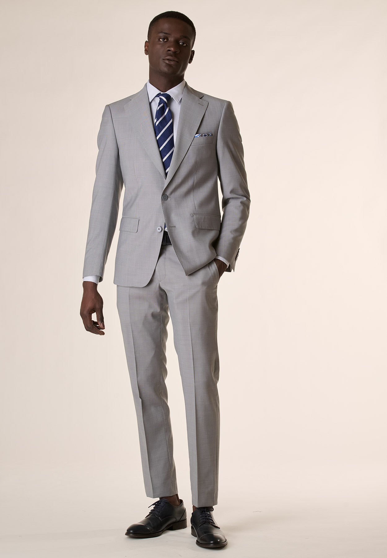 Light grey microstructured custom-fit suit