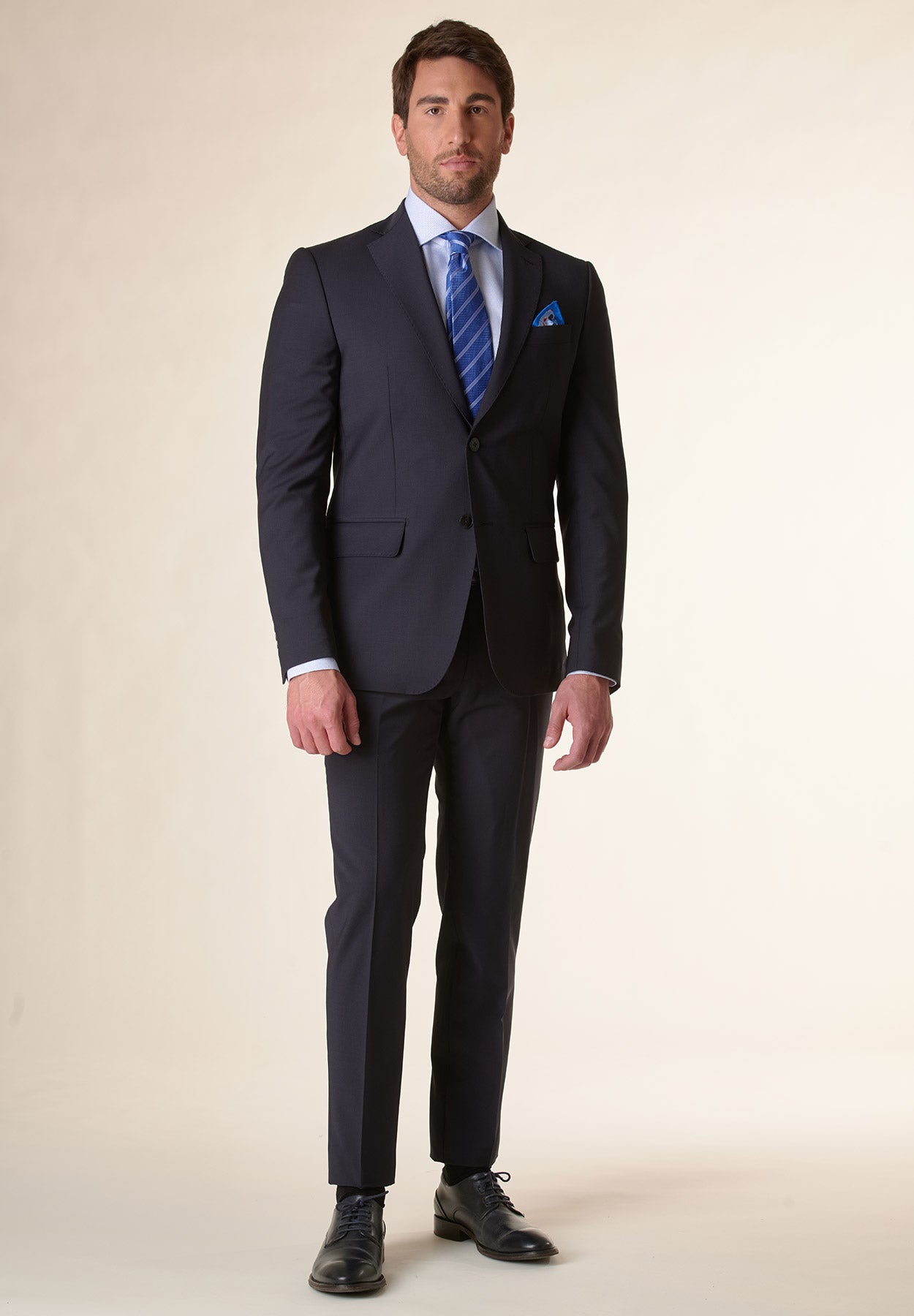 Dunkelblauer Anzug aus Stretch-Wollcanvas mit maßgeschneiderter Passform