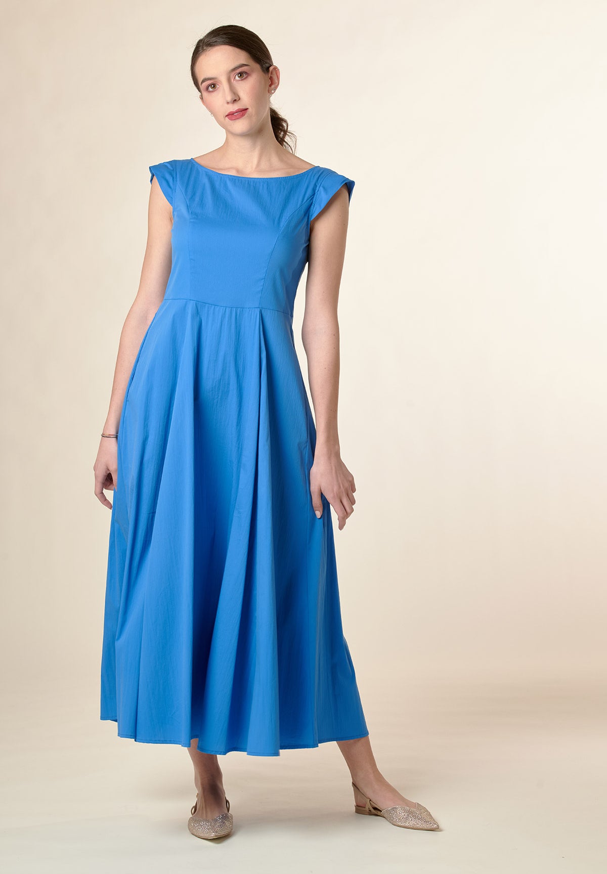 Langes hellblaues Kleid mit Klappärmeln
