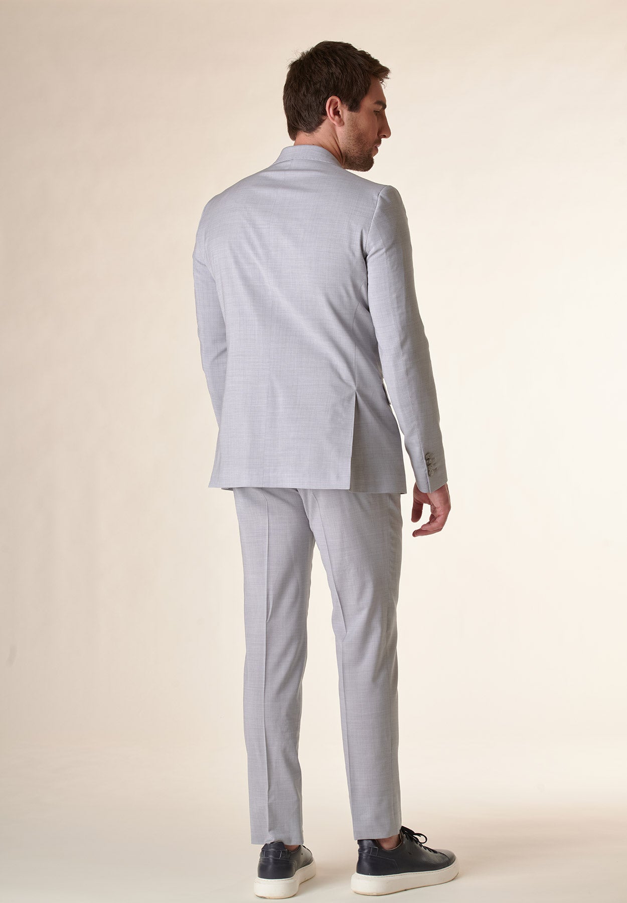 Maßgeschneiderter Anzug aus hellgrauem Stretch-Wollcanvas