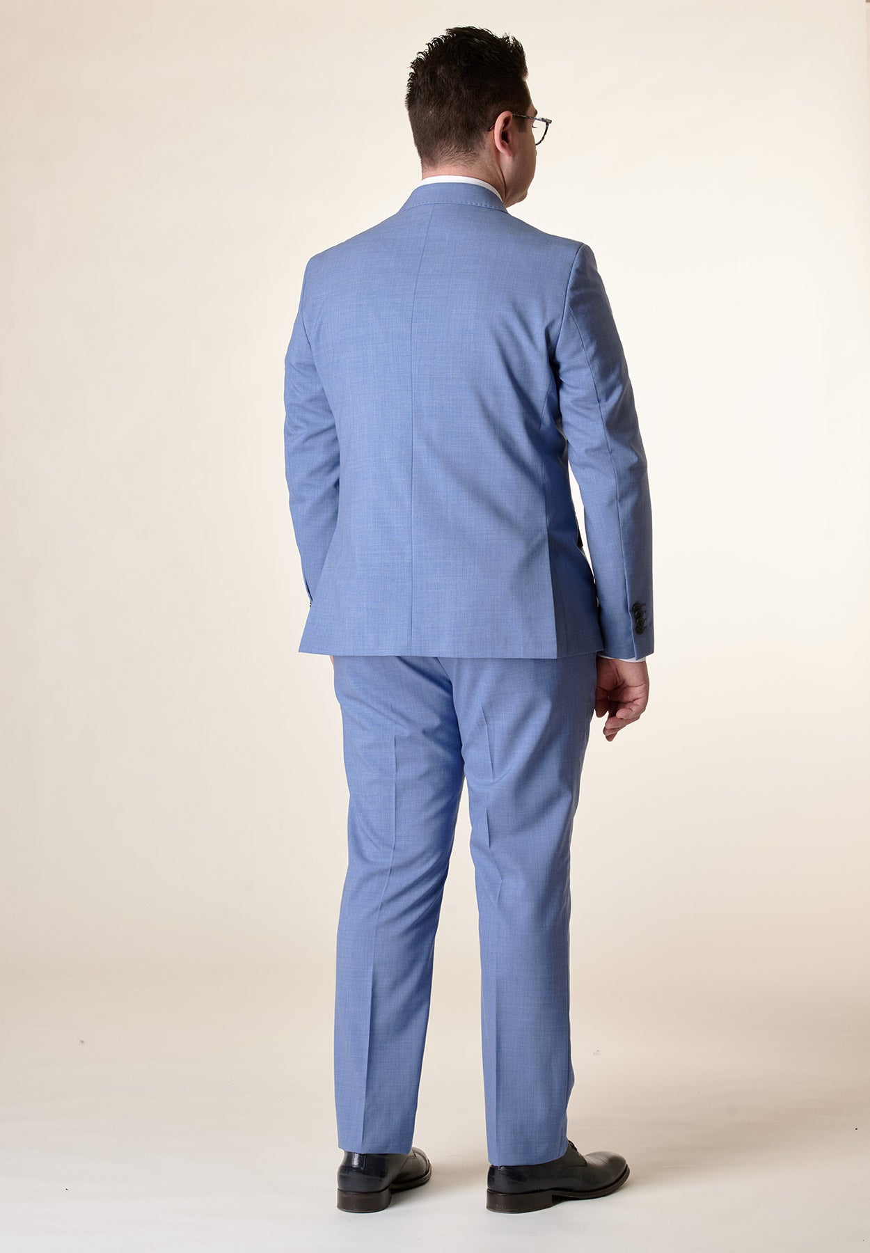 Hellblauer Anzug aus Schurwoll-Canvas mit bequemer Passform