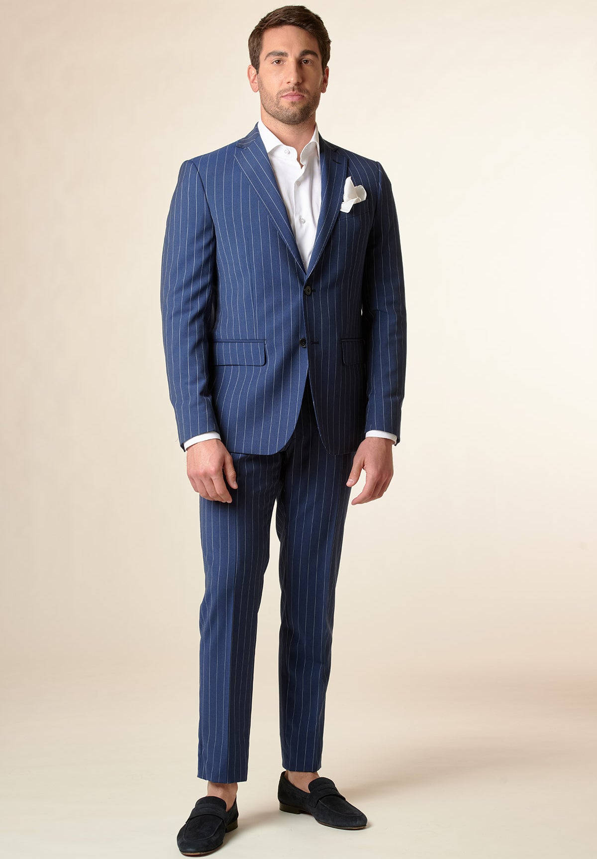 Maßgeschneiderter Anzug aus blauer Wolle mit Nadelstreifen