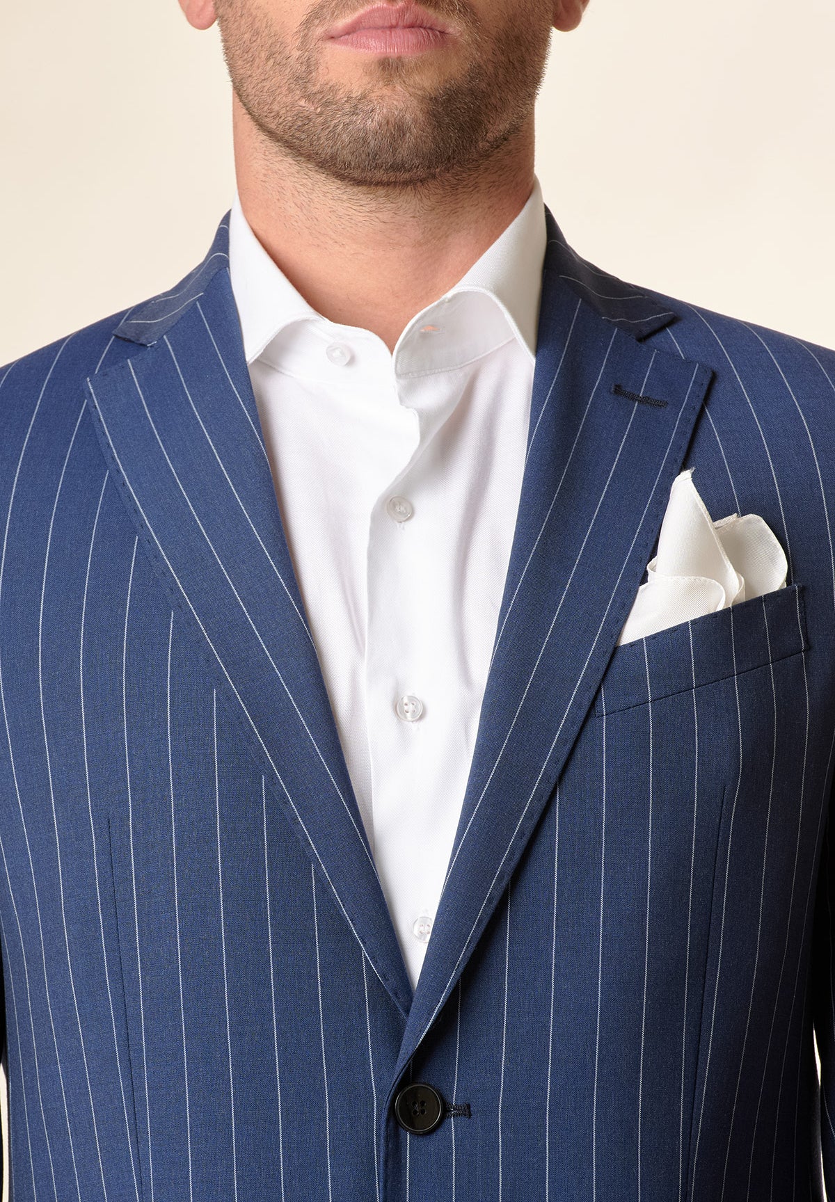Maßgeschneiderter Anzug aus blauer Wolle mit Nadelstreifen