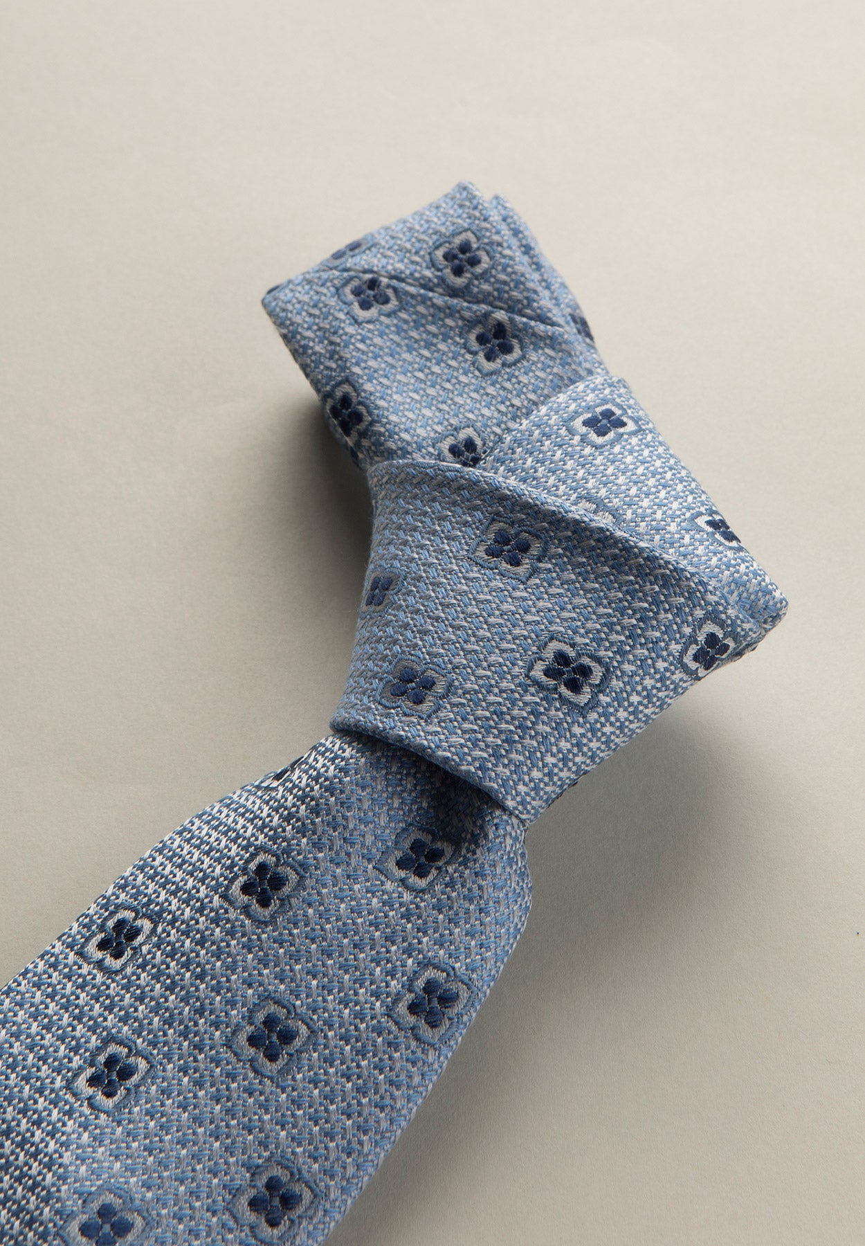 Cravatta azzurra armatura fantasia fiori seta cotone