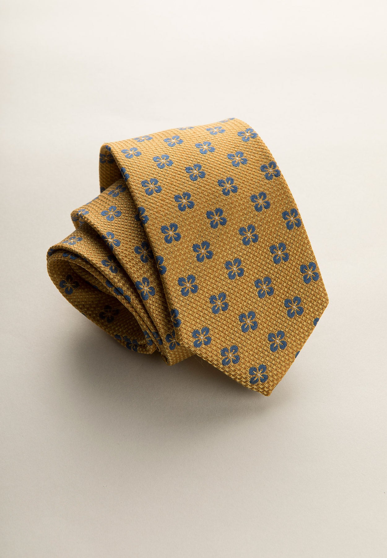 Gelbe Krawatte mit blauem Blumenmuster aus Seide und Baumwolle