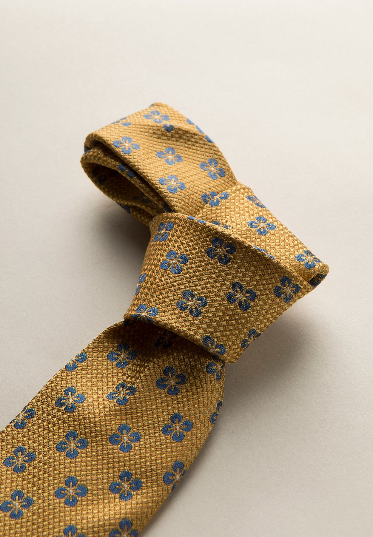 Gelbe Krawatte mit blauem Blumenmuster aus Seide und Baumwolle