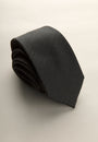 Schwarze Krawatte aus Perlseide im Mikrodesign