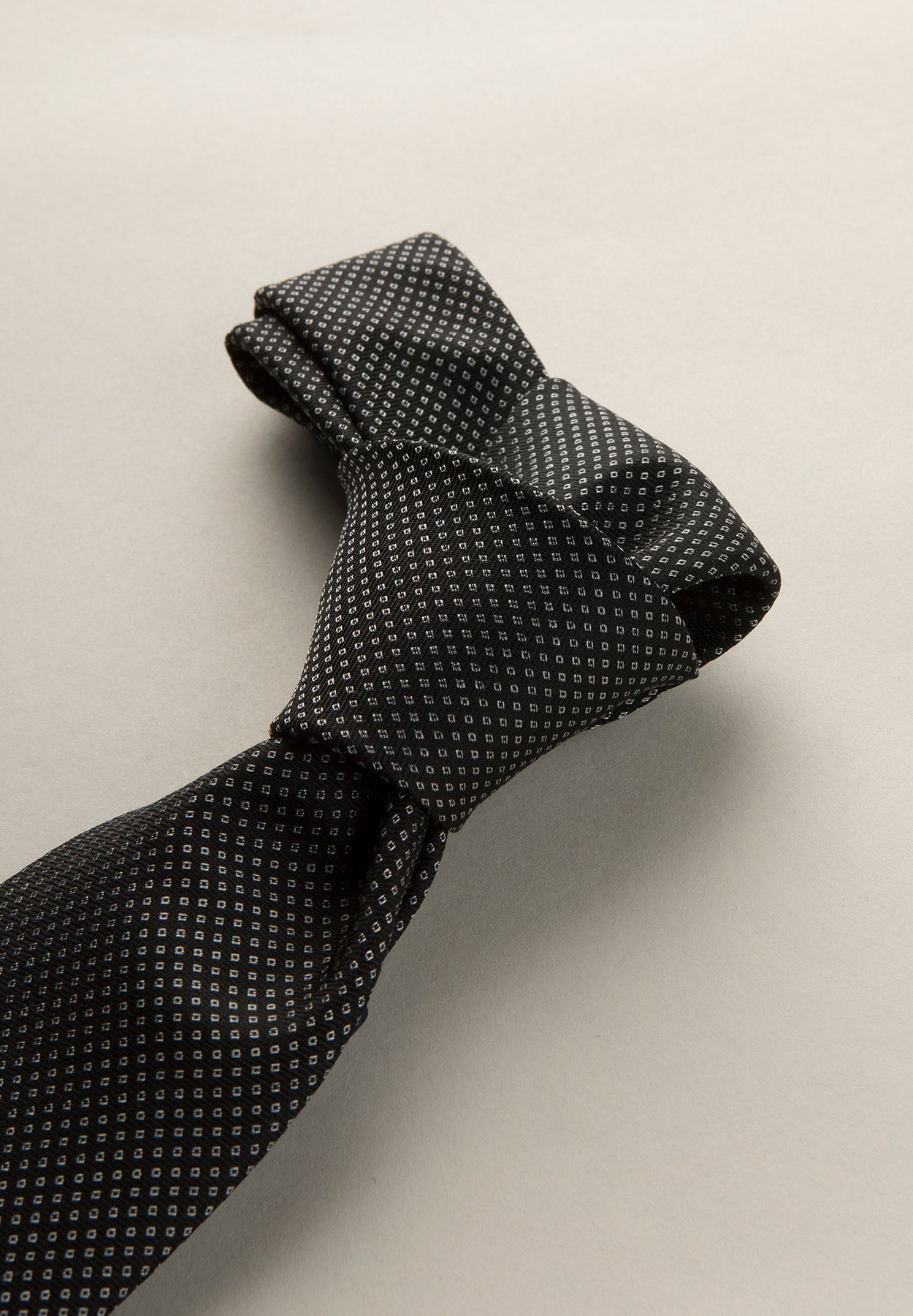 Cravatta nera microdisegno perla seta