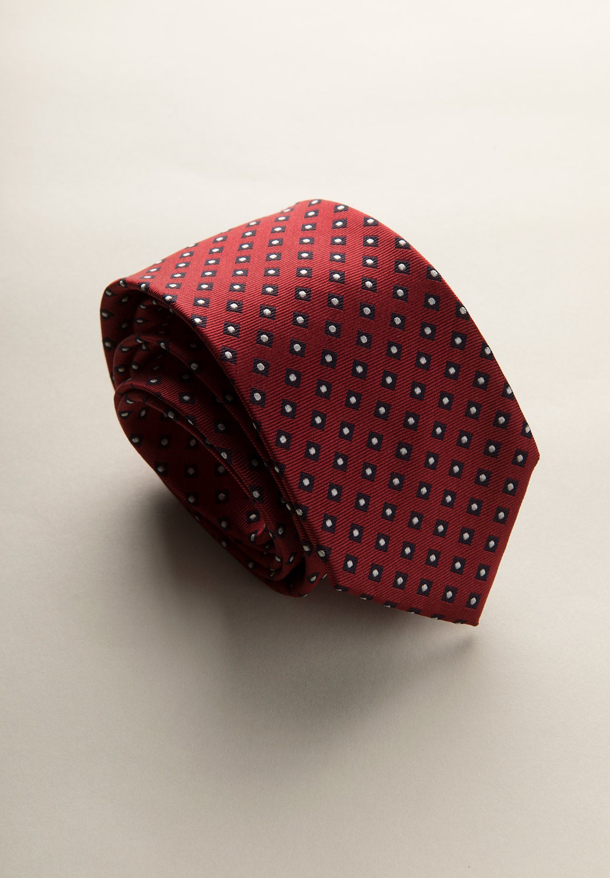 Cravatta rossa pois e rombi seta