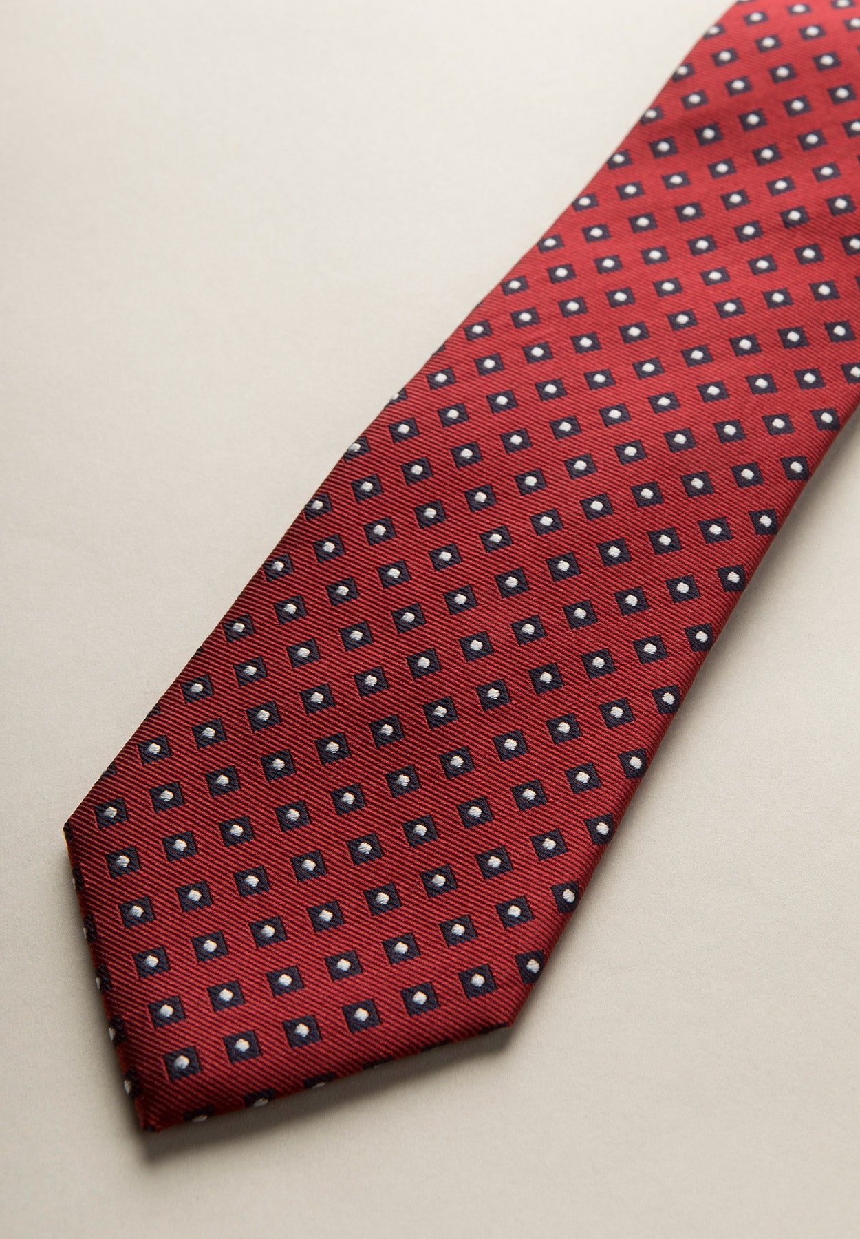 Cravatta rossa pois e rombi seta