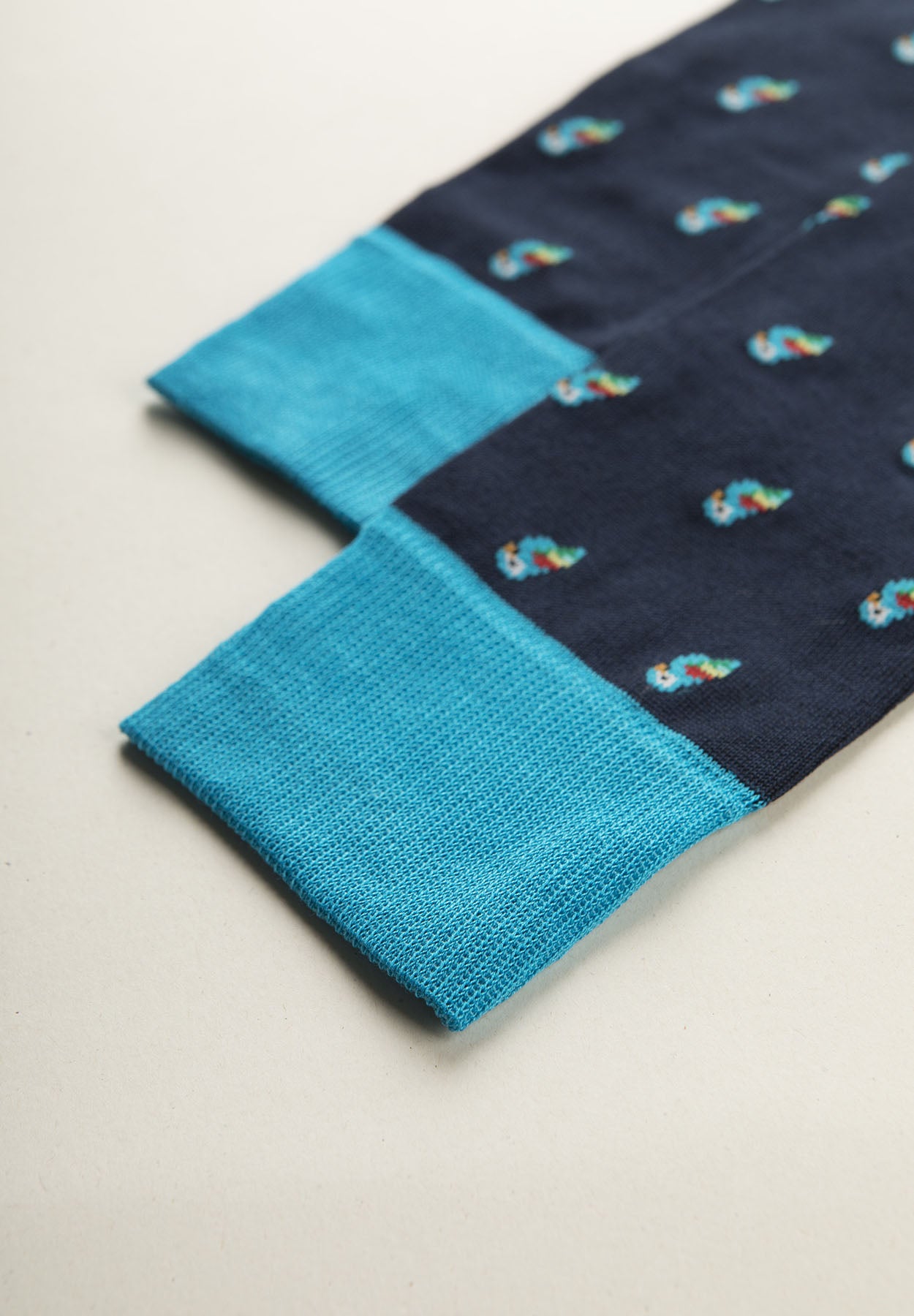 Marineblaue Socke mit Papageienmuster und Stretch-Baumwolle