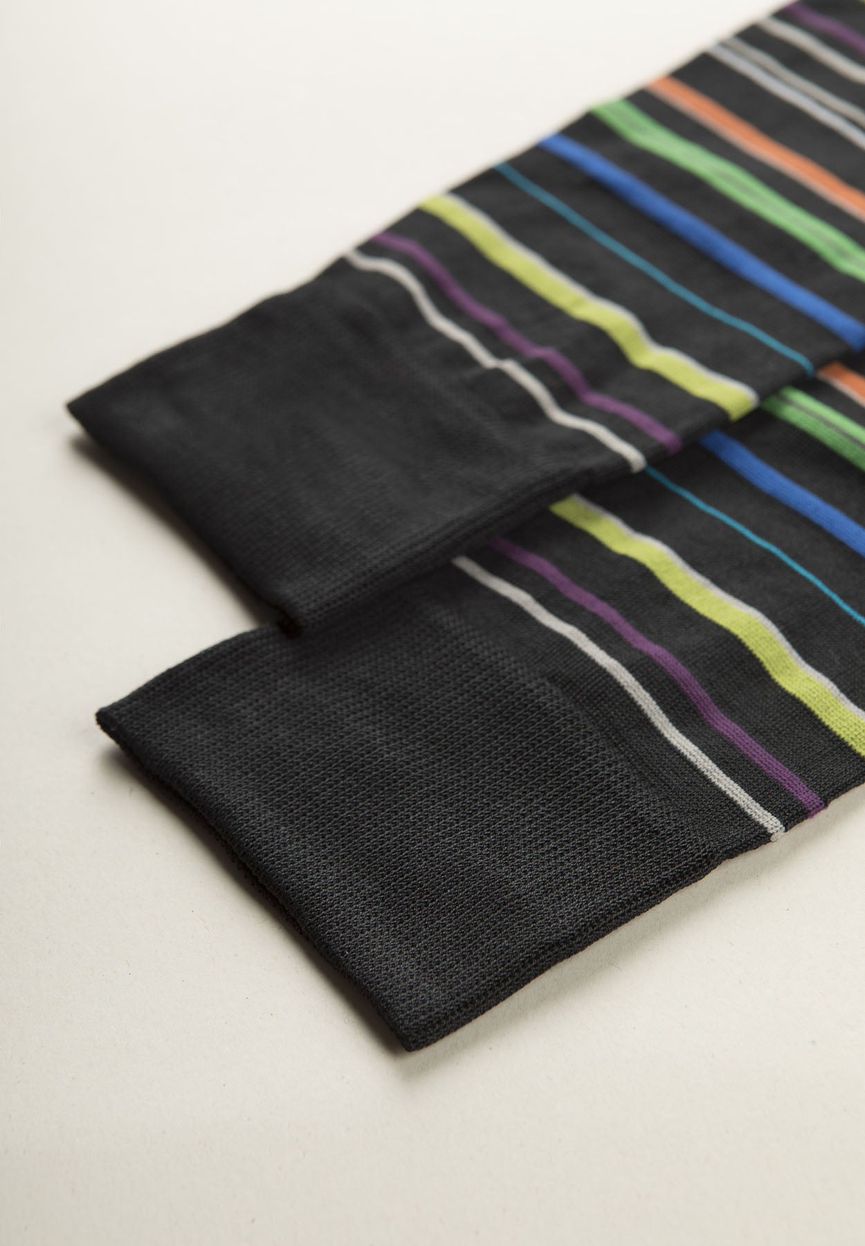 Anthracite sock with colored stripes and stretch cotton