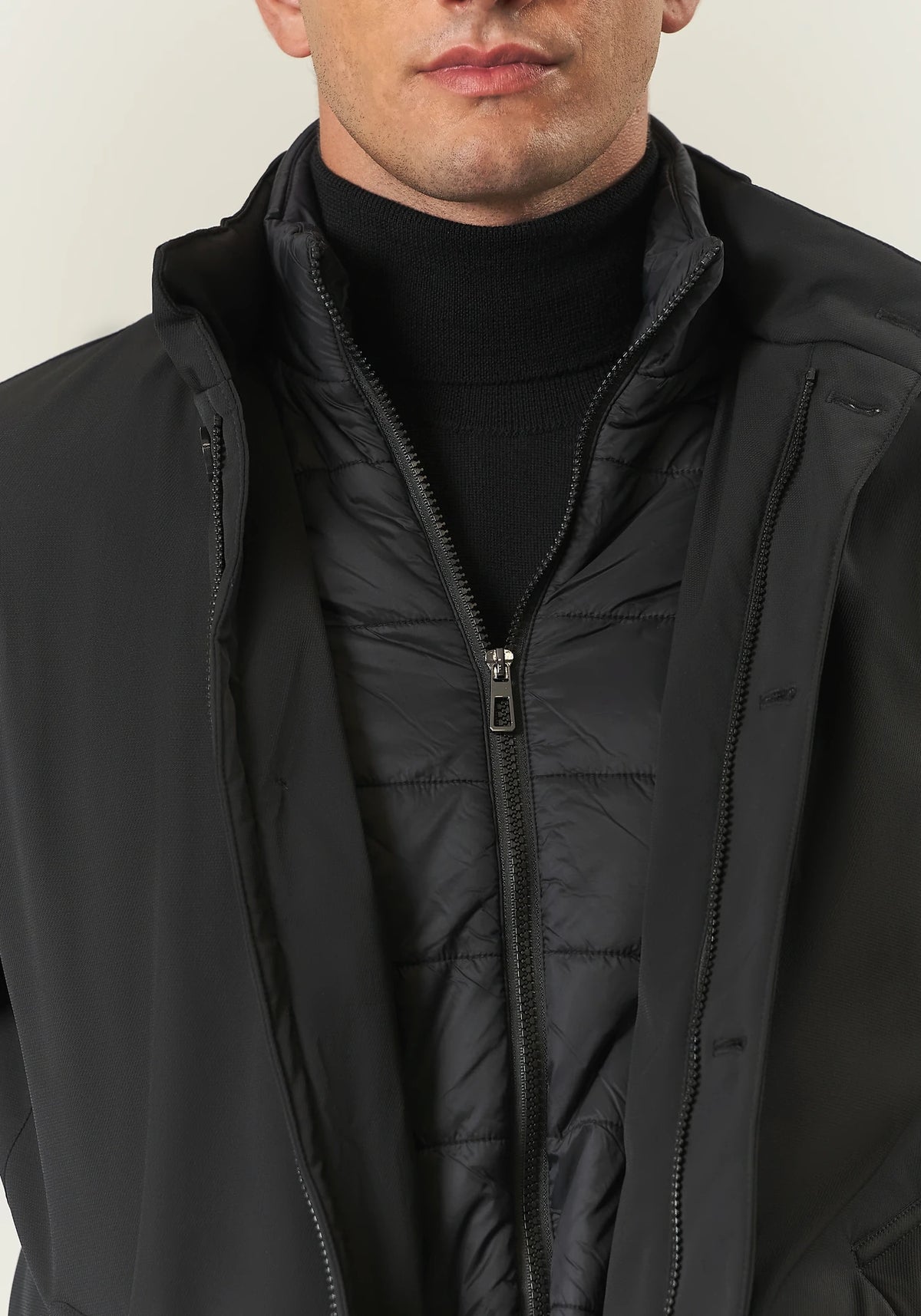 DESIGN - Cappotto impermeabile nero taglio lungo foderato in pile DESIGN - Cappotto impermeabile nero taglio lungo foderato in pile