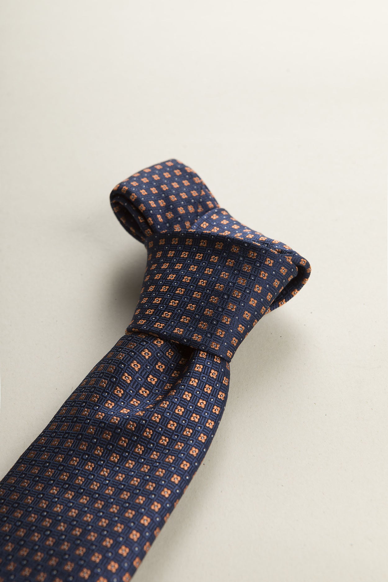 Dark blue tie with orange micro pattern silk