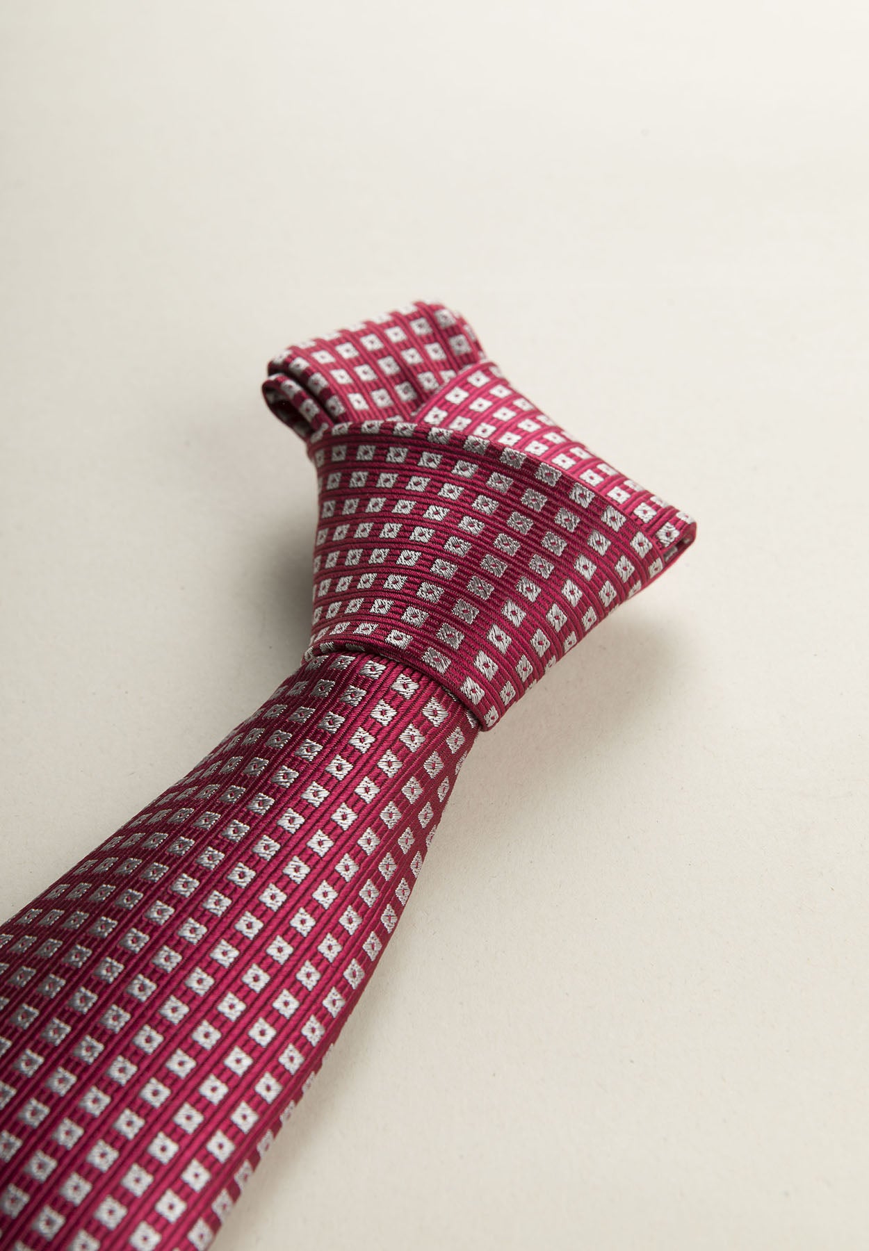 Dark red tie micro silver silk