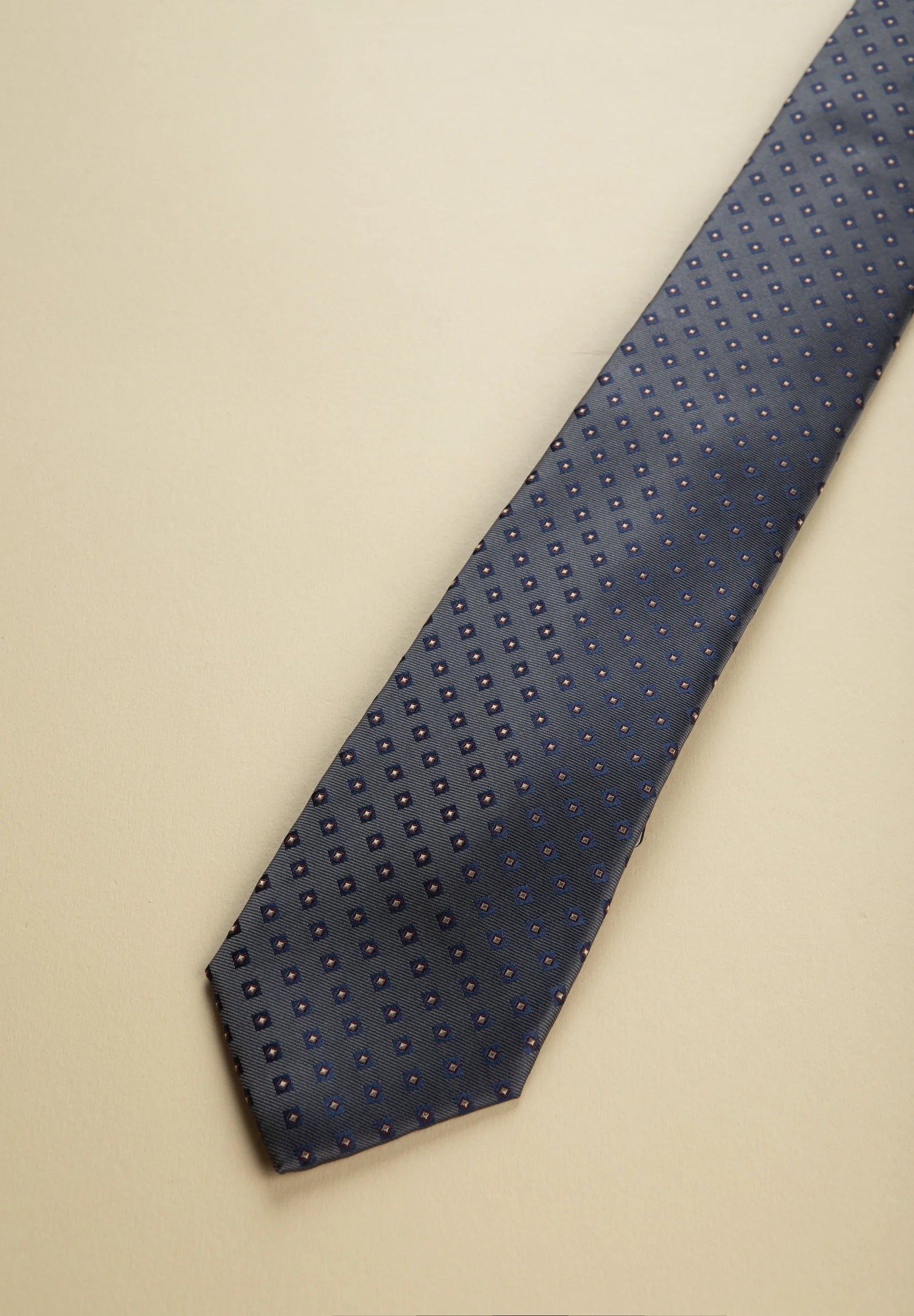 Cravatta grigio scuro micordisegno rombi blu seta Angelico 3