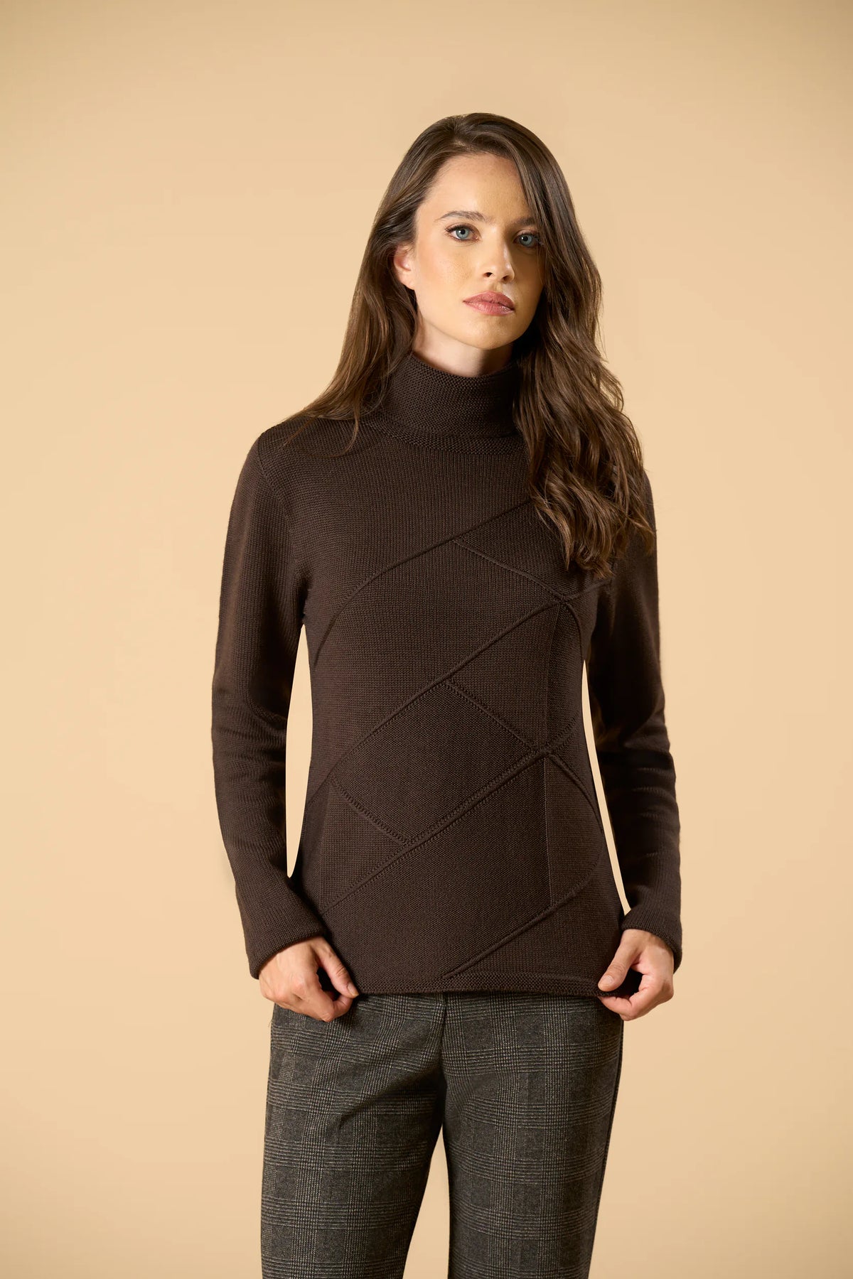 Brauner Rollkragenpullover aus Wolle mit Rautenmuster Angelico 2