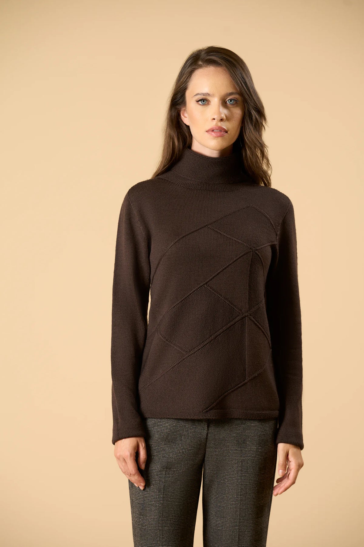 Brauner Rollkragenpullover aus Wolle mit Rautenmuster Angelico 3