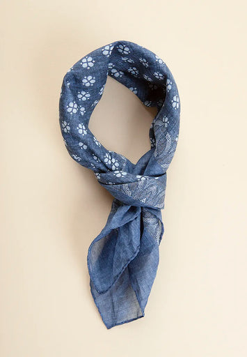 Blauer, gemusterter Baumwollschal