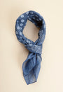 Blauer, gemusterter Baumwollschal