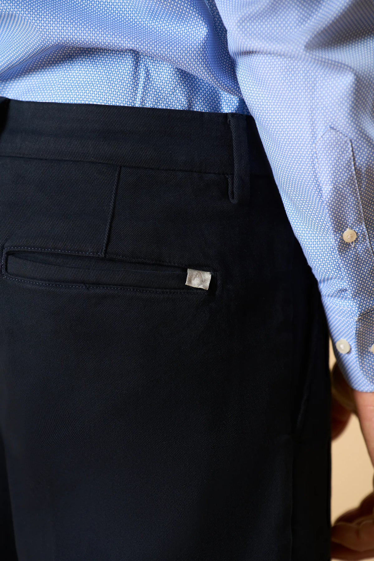 Pantalone blu twill cotone stretch con pinces Angelico 3