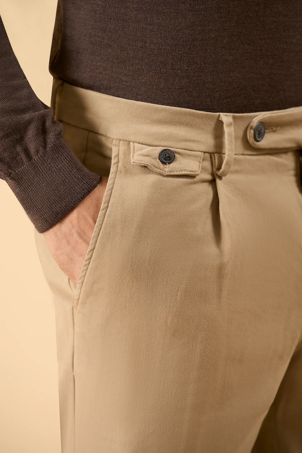 Beige Hose aus Twill-Stretchbaumwolle mit Bundfalten Angelico 2