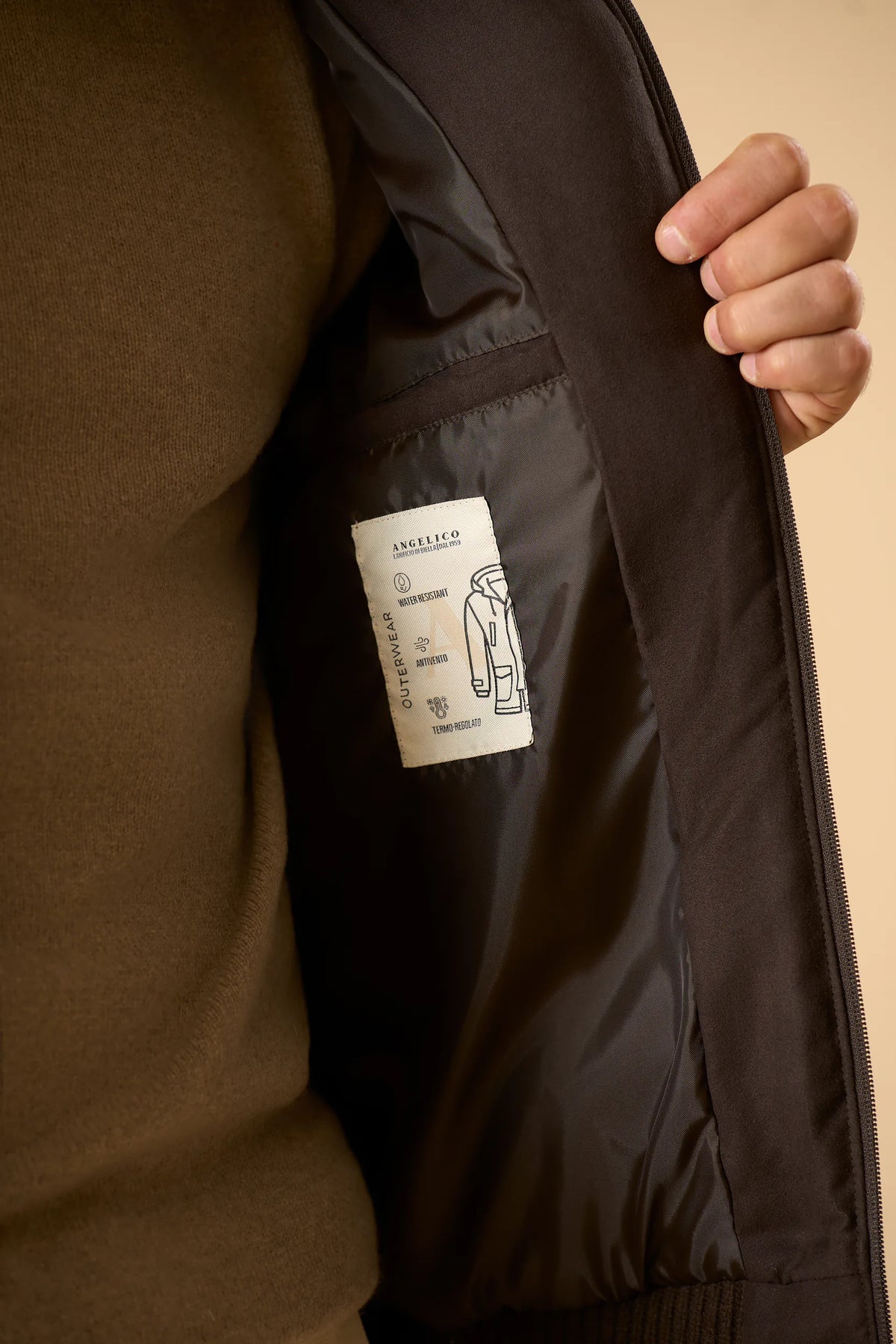 Dunkelbraune wattierte Jacke mit Strickärmeln Angelico 7