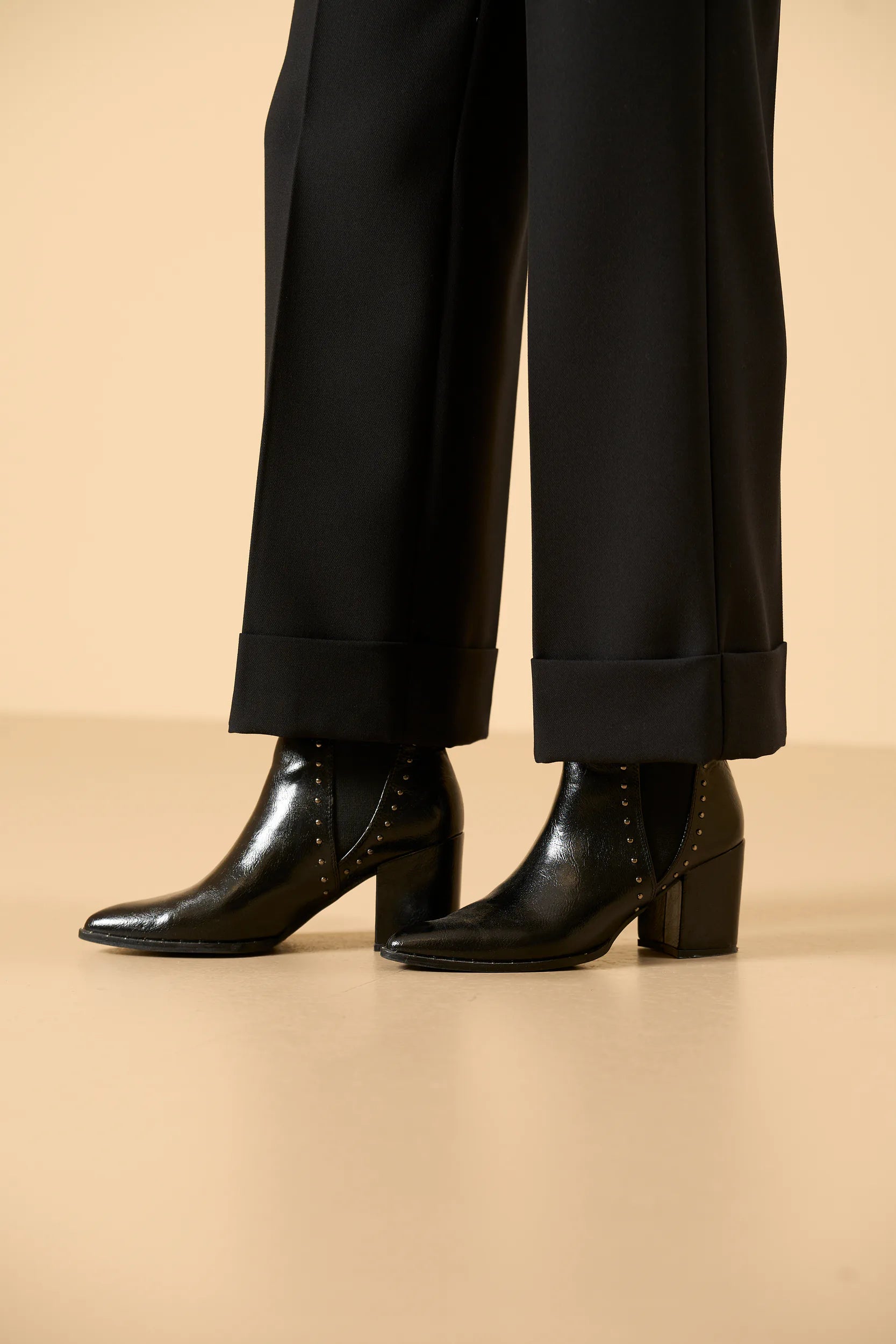 Schwarze Damenhose mit breiten Bündchen Angelico 3