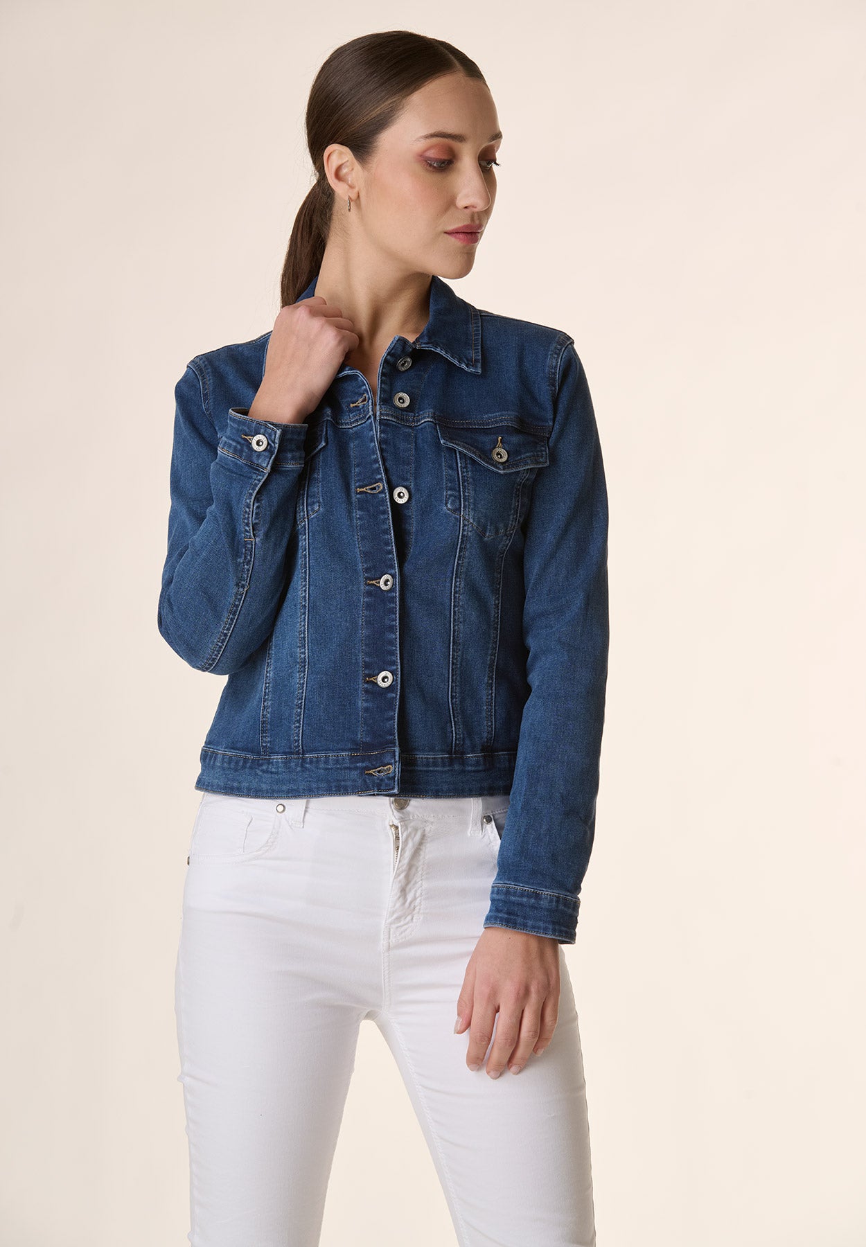 Jeans jacket with short buttons