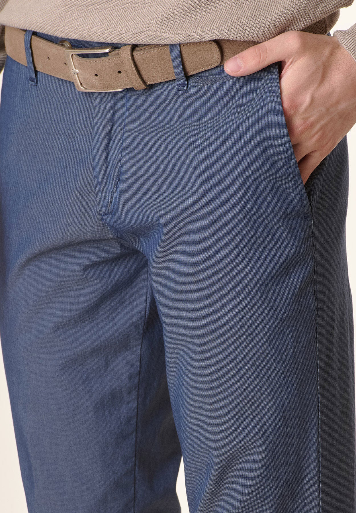 Blaue Hose aus mikrogewebter Stretch-Baumwolle mit normaler Passform