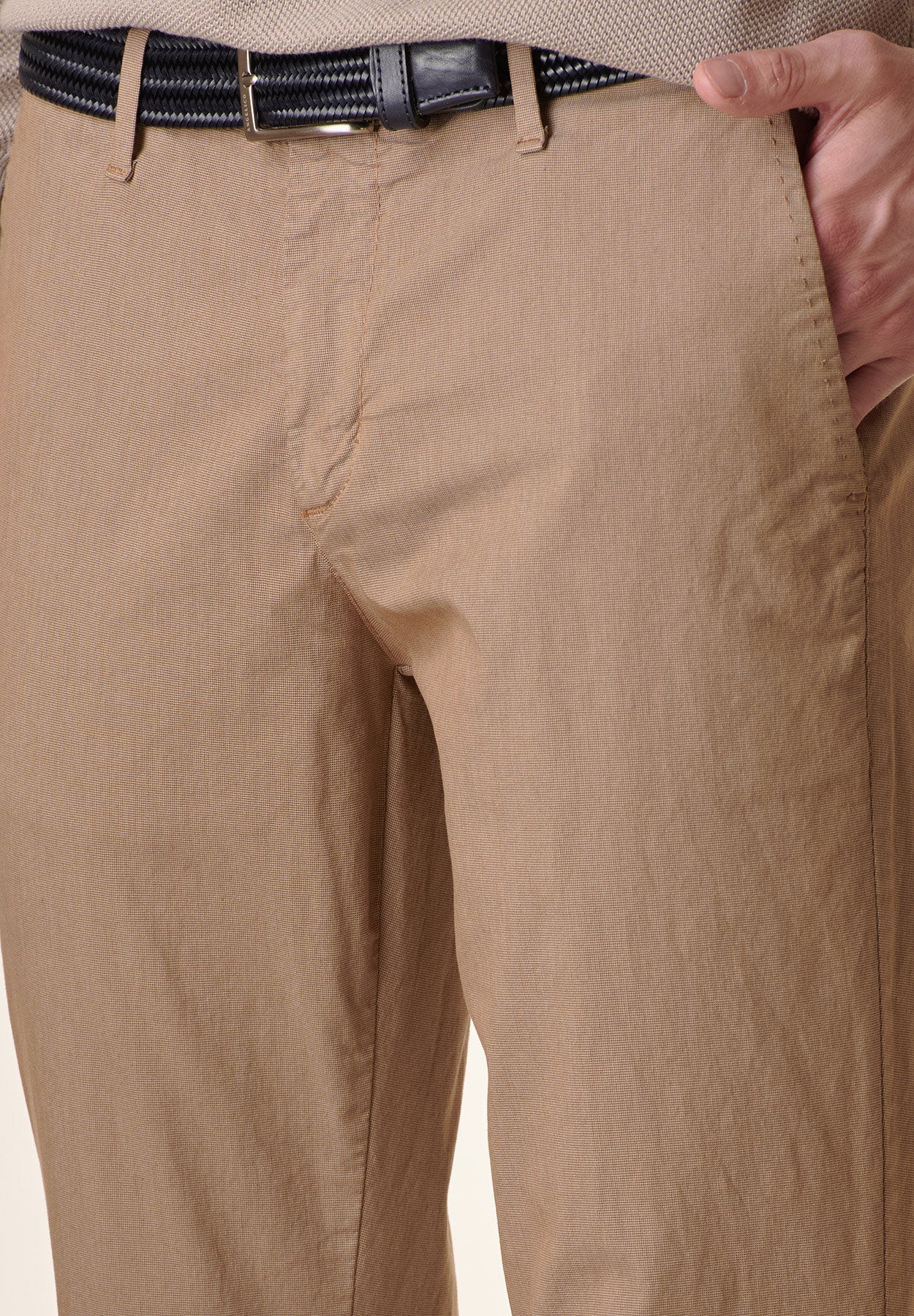 Kamelfarbene Hose mit normaler Passform aus Stretch-Baumwoll-Mikrogewebe