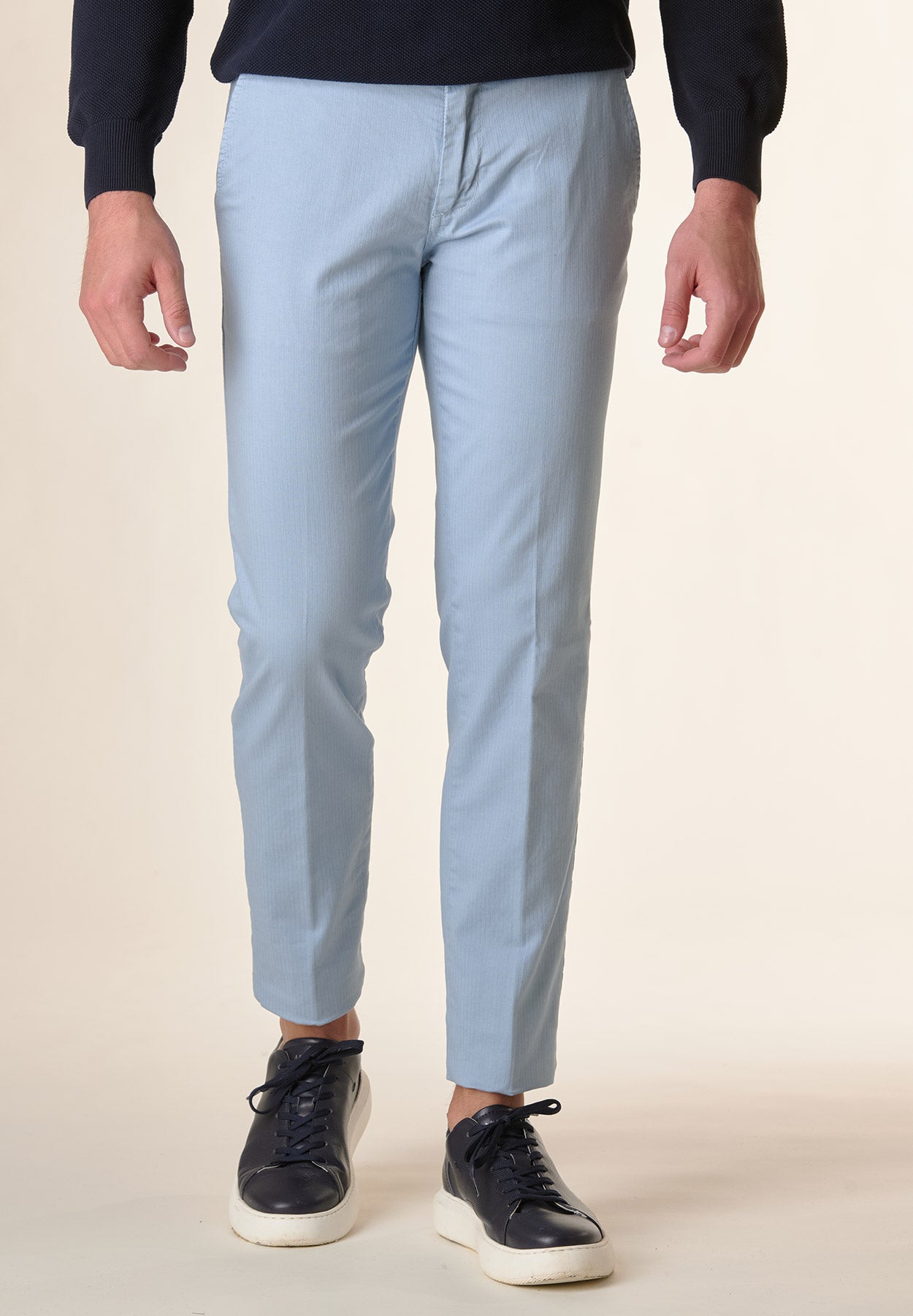 Slim-Fit-Hose aus hellblauer Baumwolle mit Fischgrätenmuster
