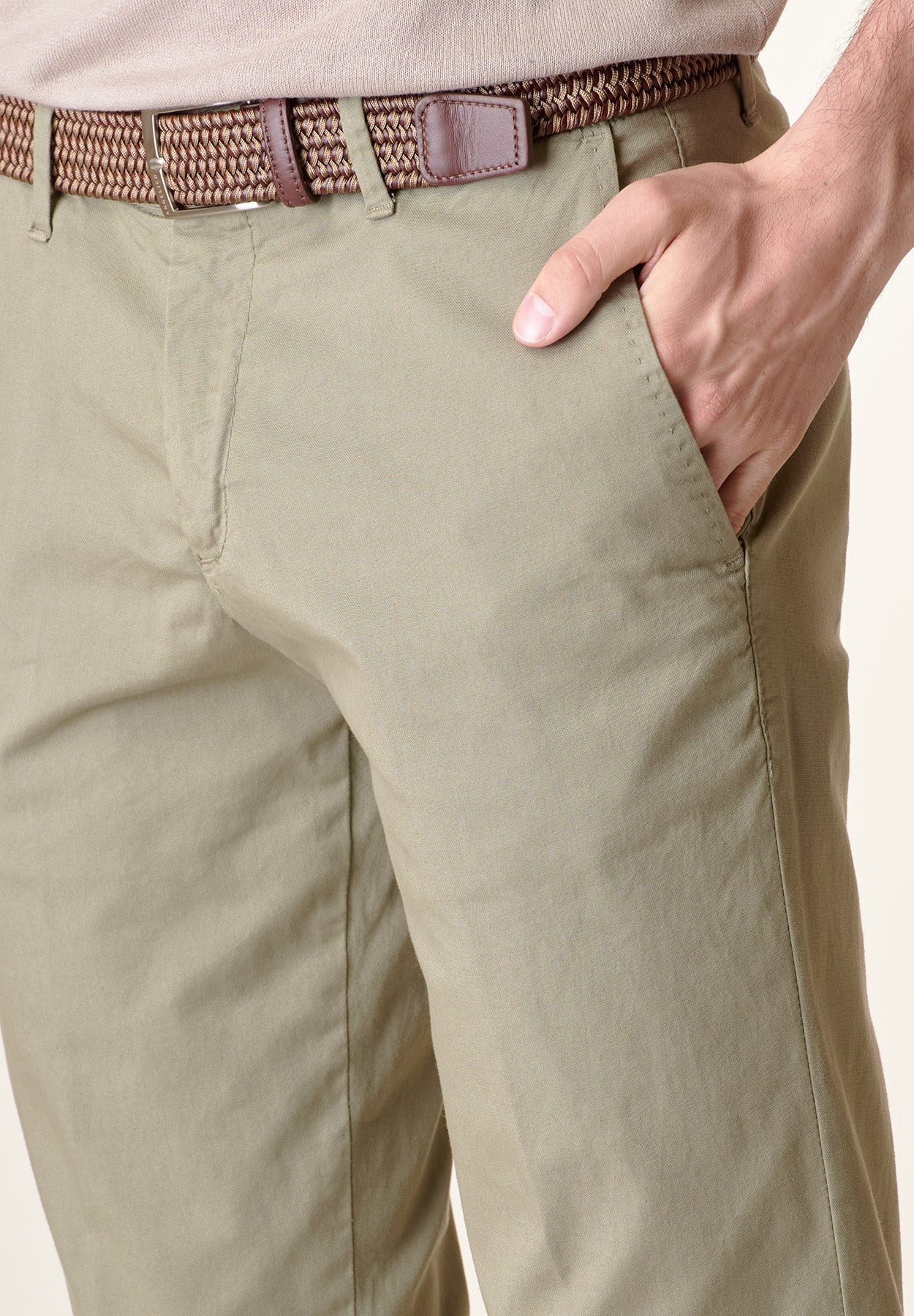 Salbeifarbene Hose aus Stretch-Baumwolle mit normaler Passform